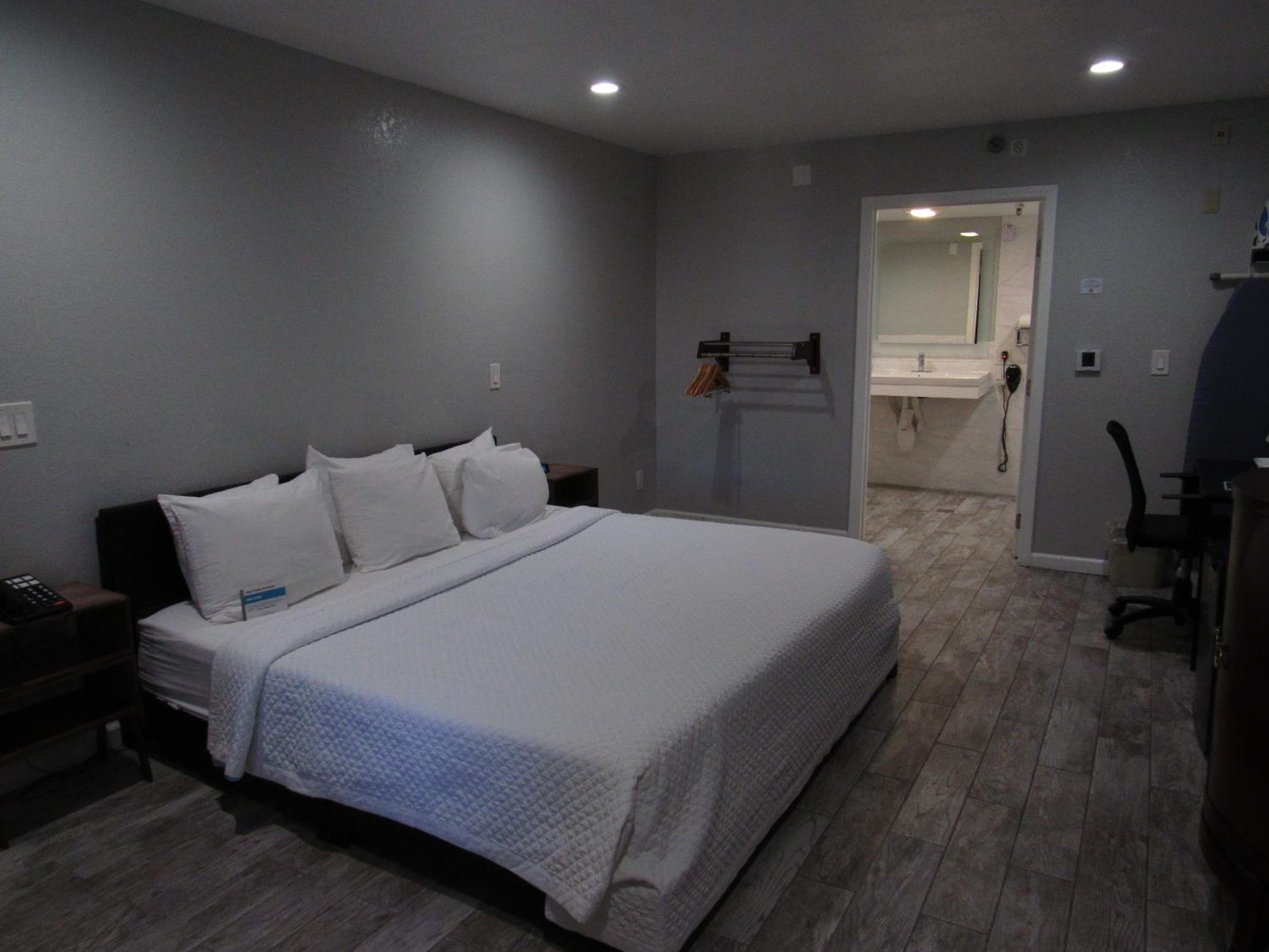 King Room - Wheelchair Accessible/Non-Smoking - Photo 1