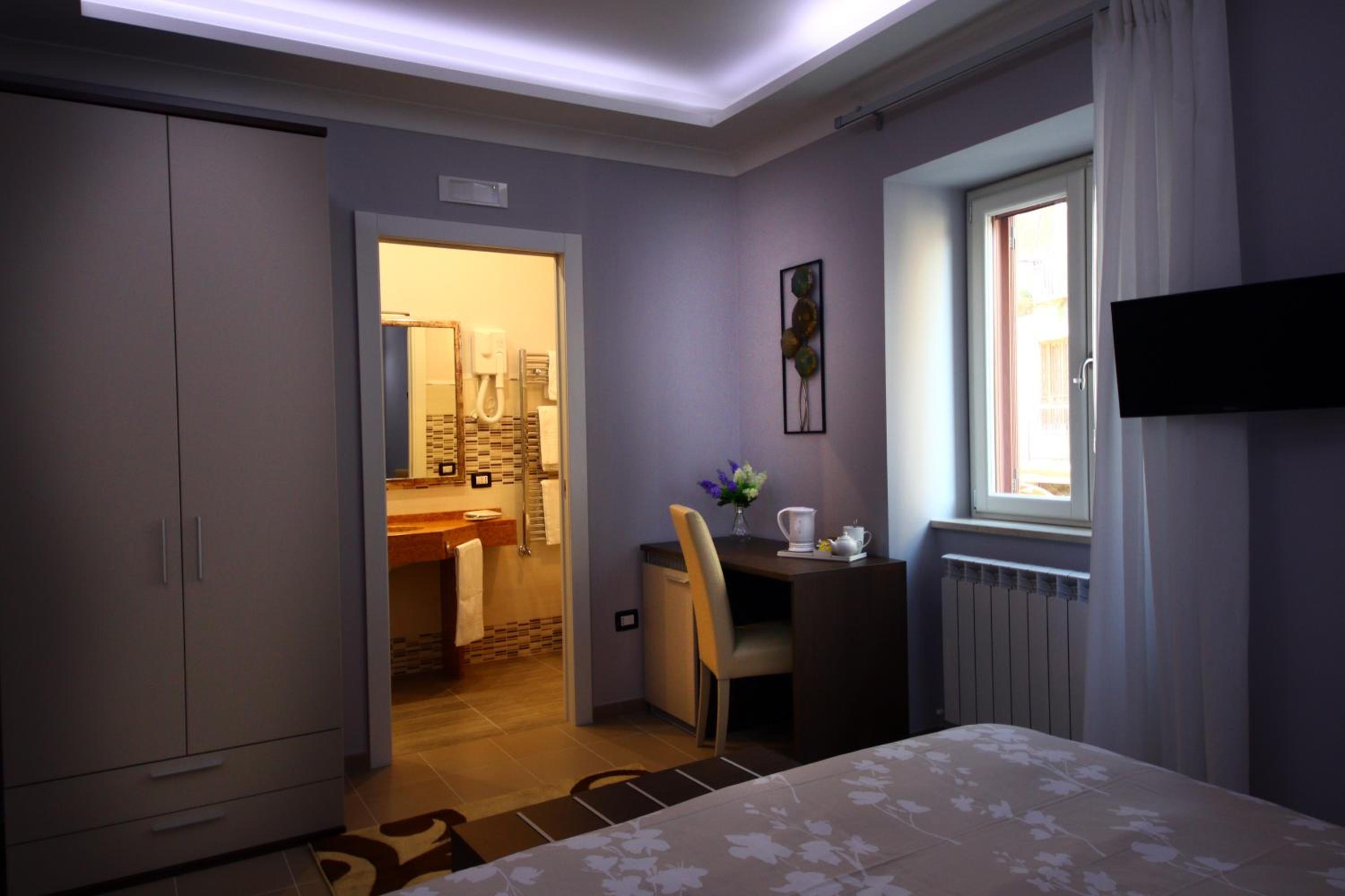 Standard Double or Twin Room - Photo 10