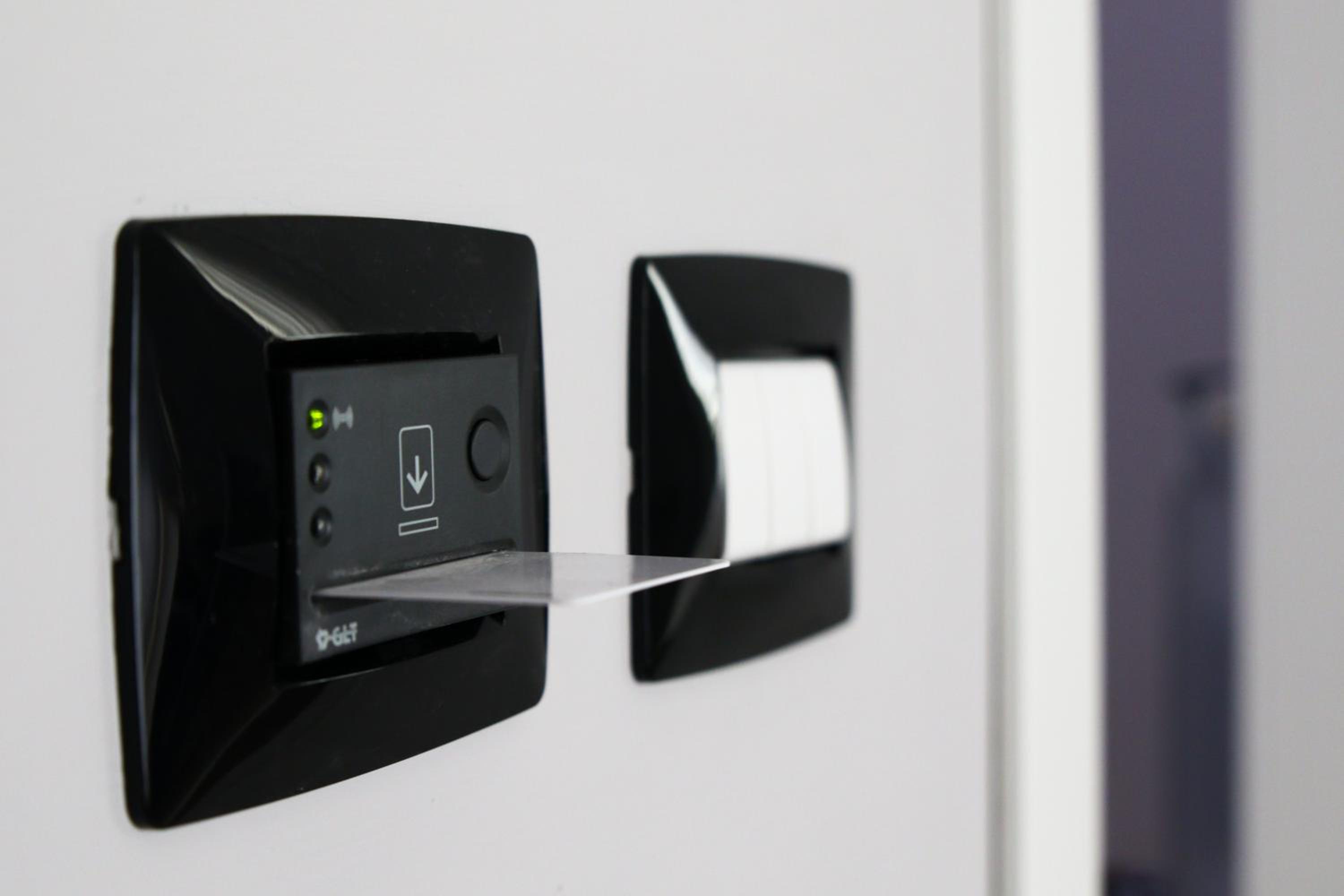 Standard Double or Twin Room - Photo 8