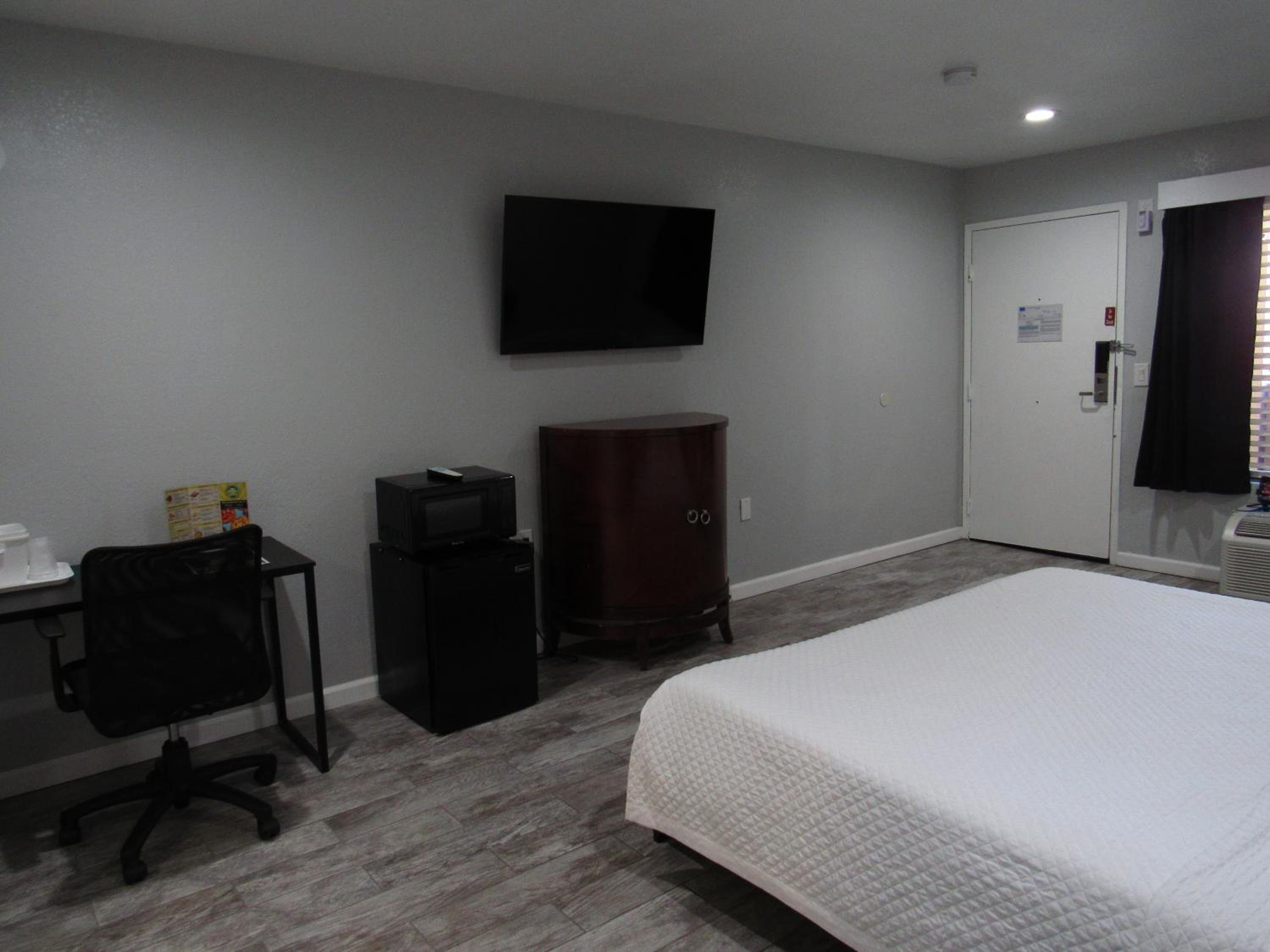 King Room - Wheelchair Accessible/Non-Smoking - Photo 3