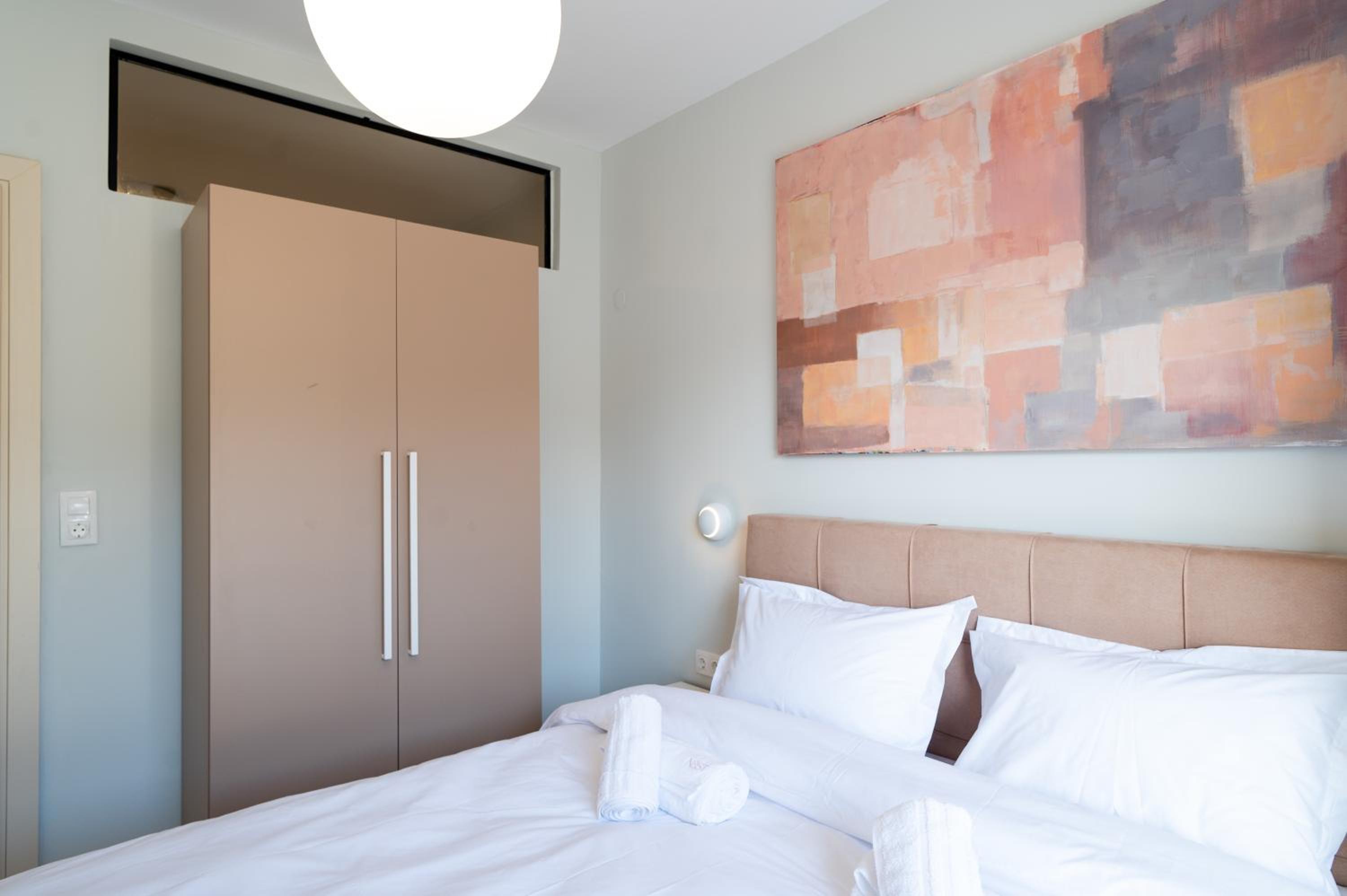 One-Bedroom Apartment with Balcony and City View photo 2