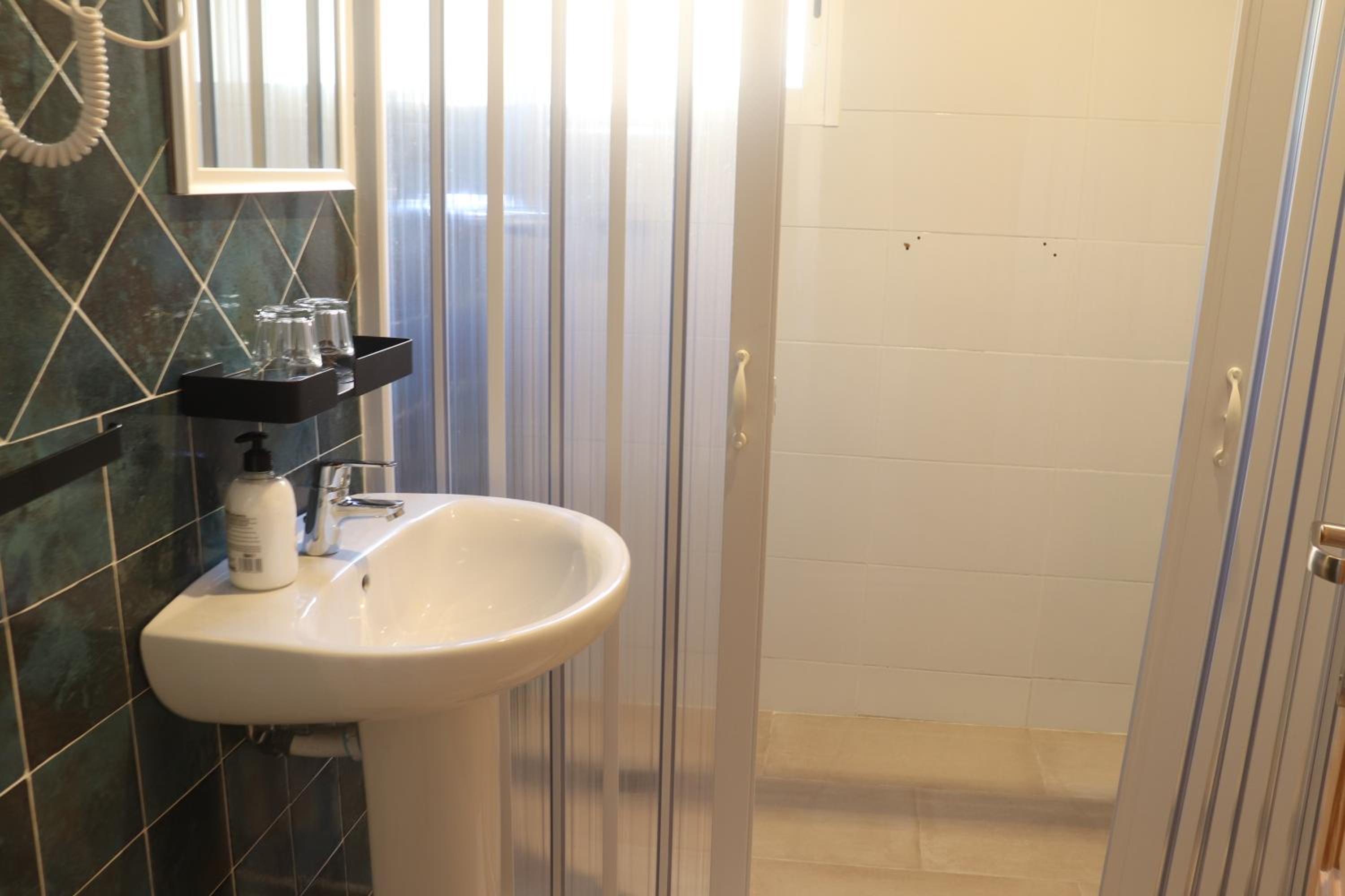 Double Room thumbnail 6
