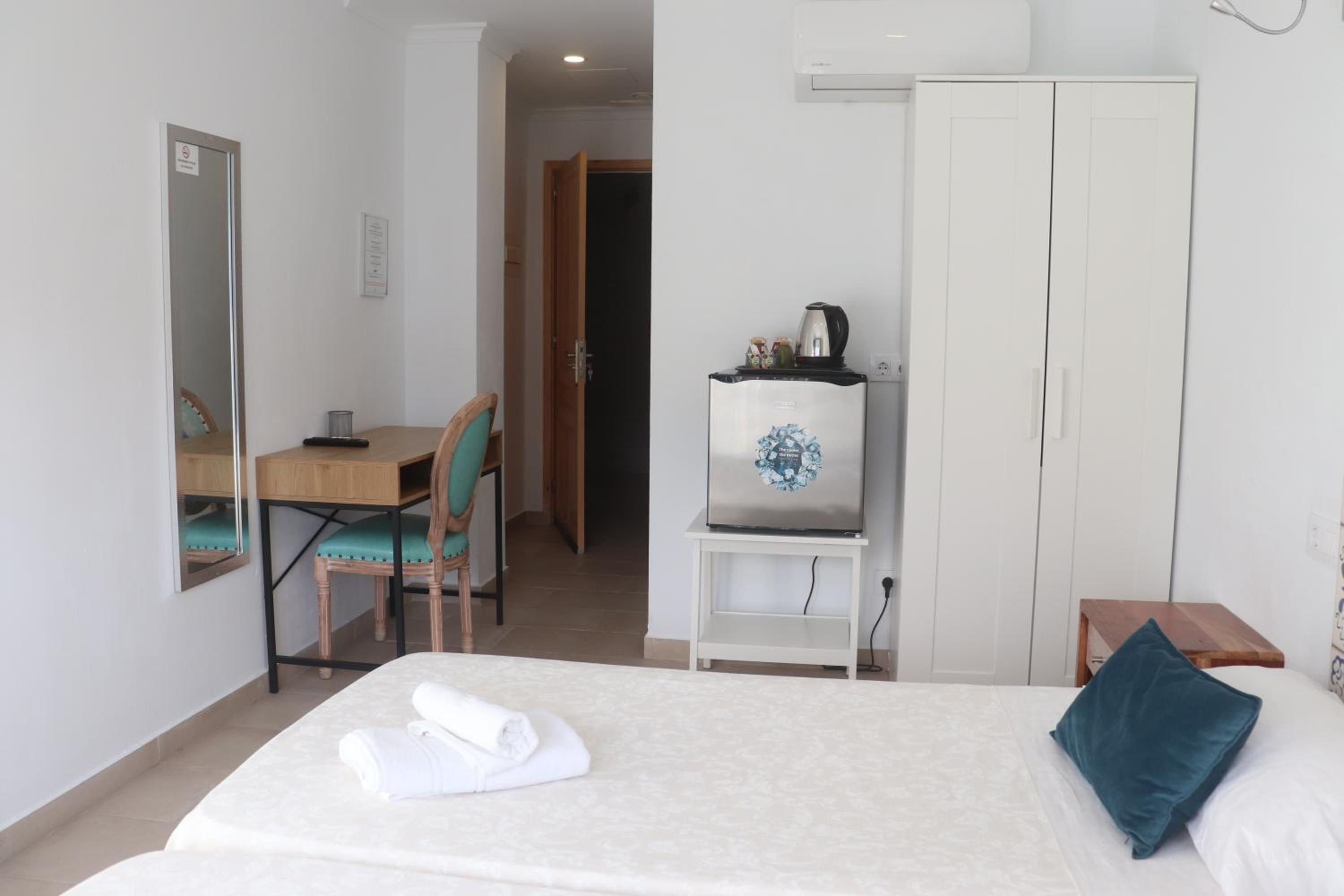 Twin Room thumbnail 5