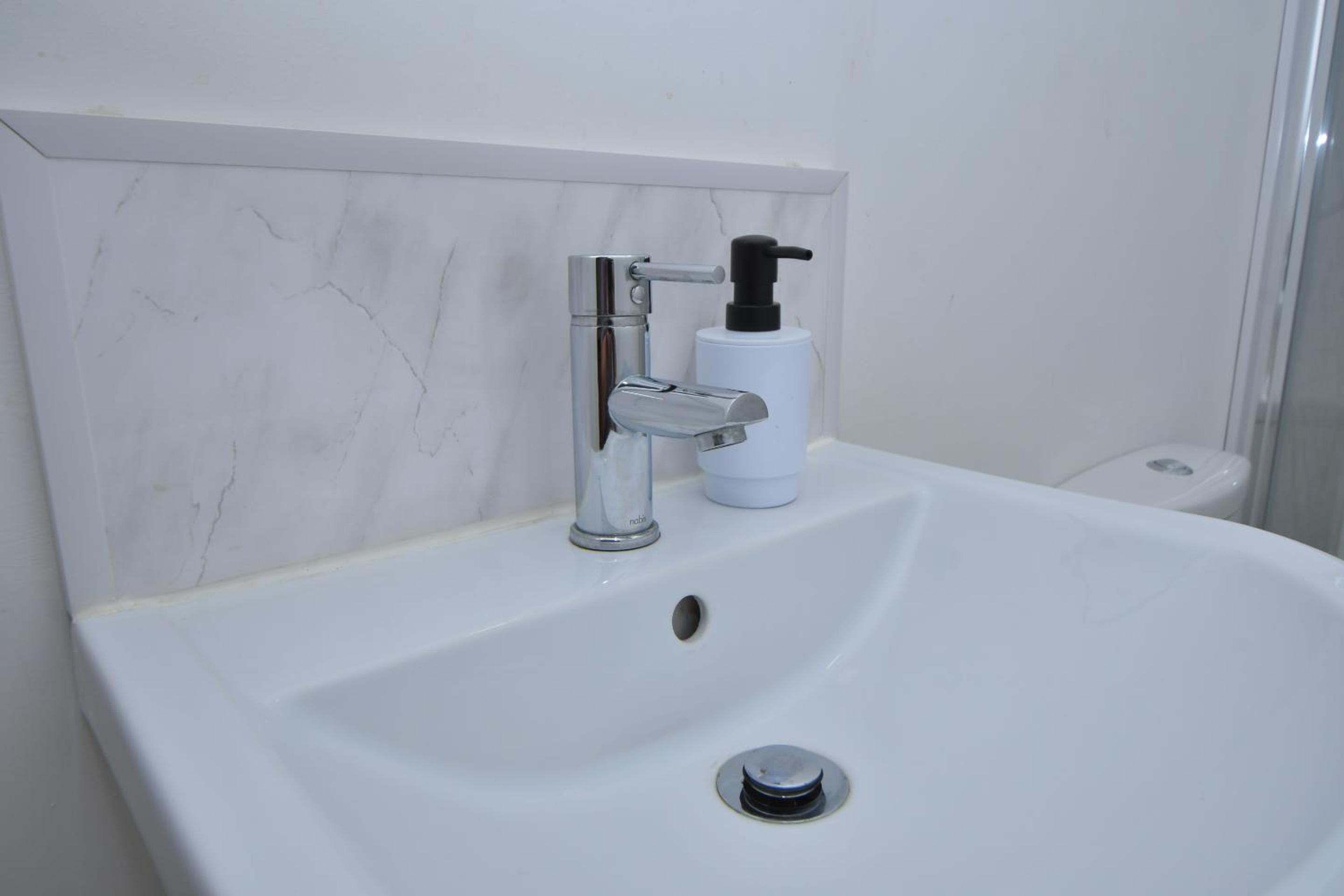 Standard Twin Room - Photo 5