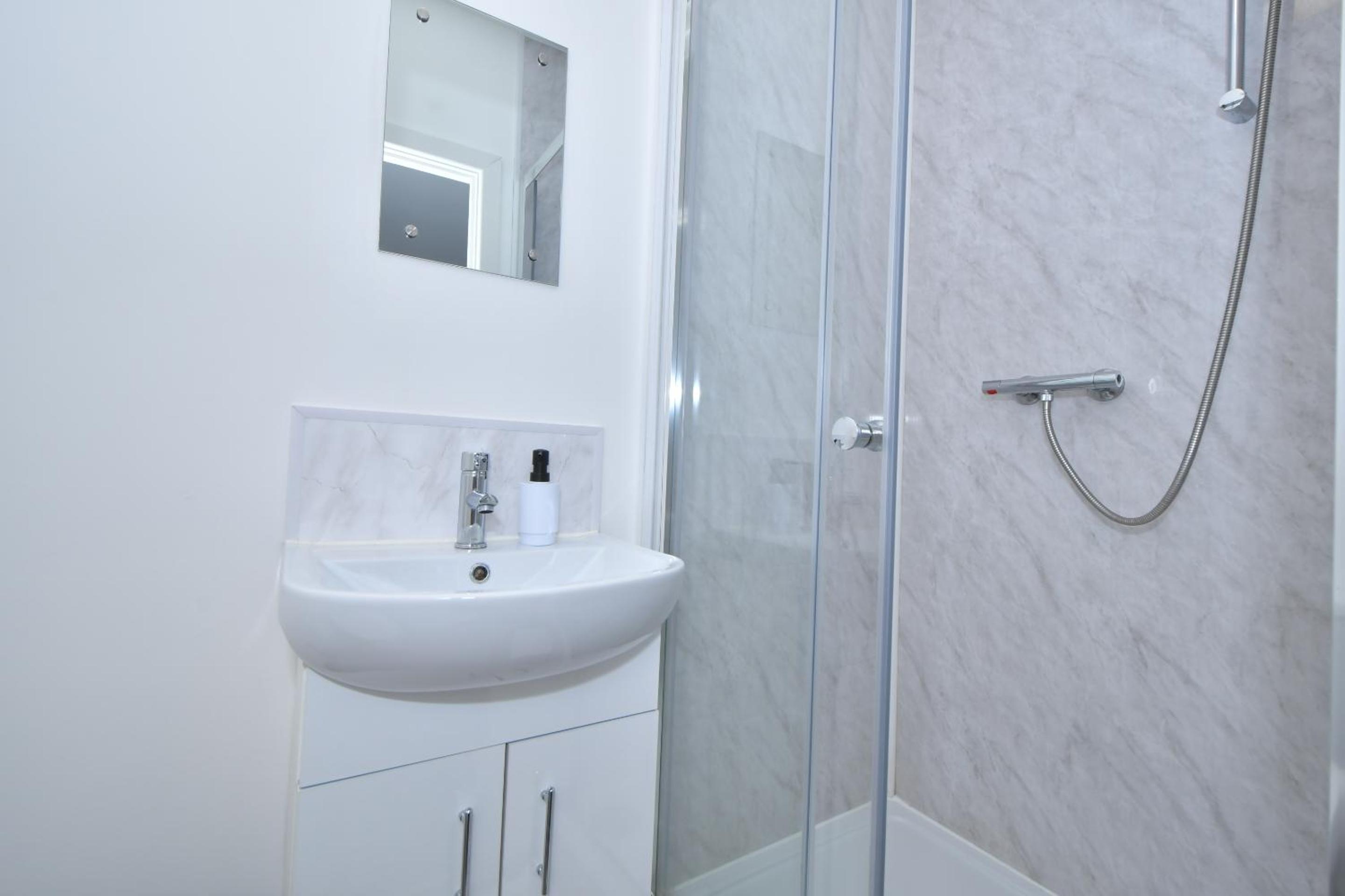 Double Room with Private Bathroom - Photo 9