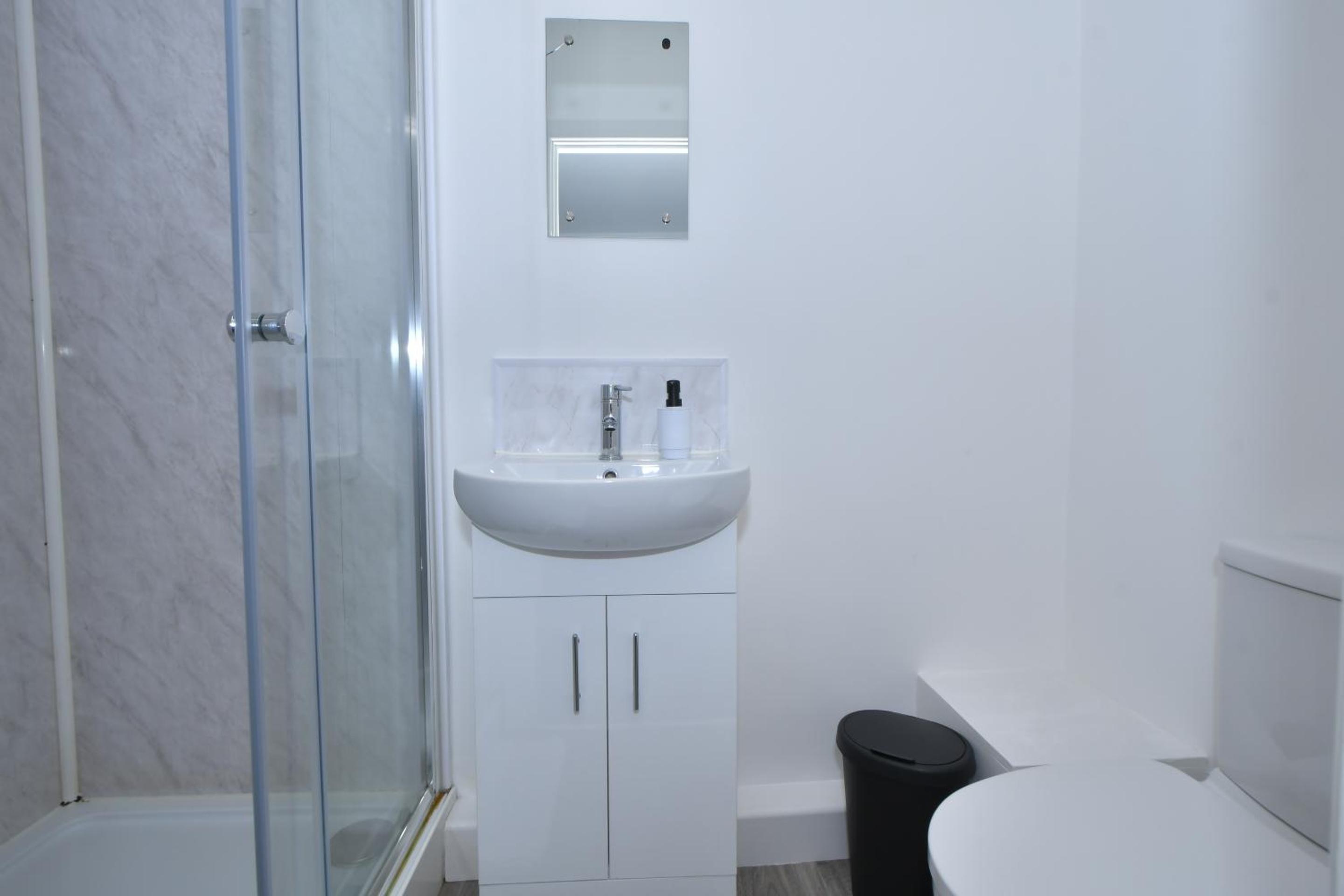 Single Room with Private Bathroom photo 2