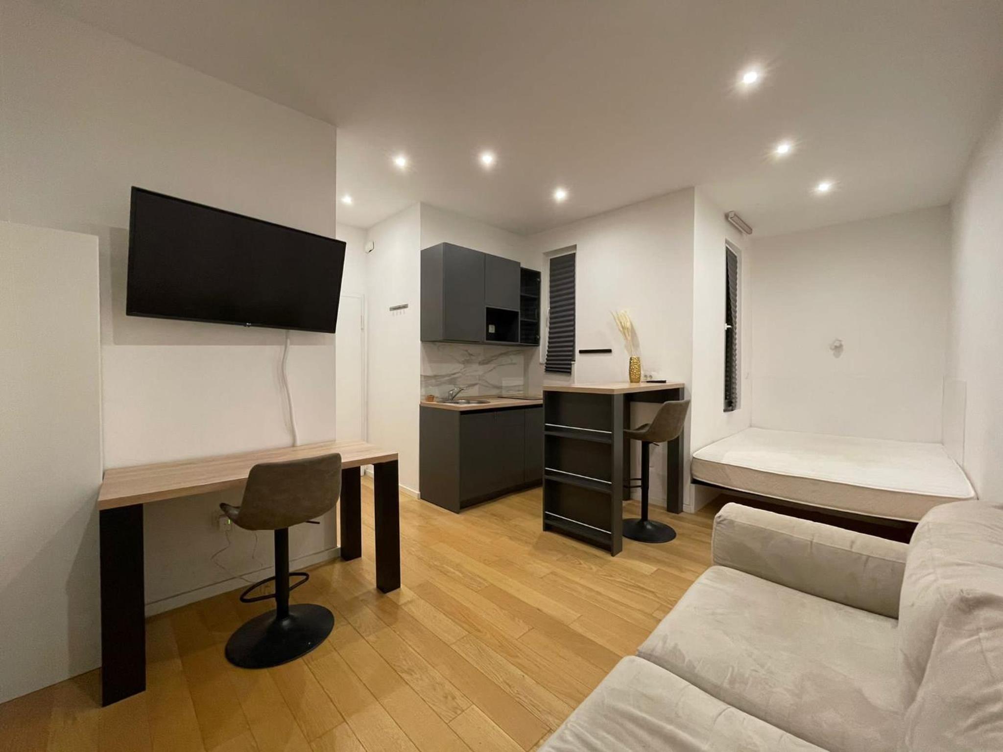 Deluxe One-Bedroom Apartment