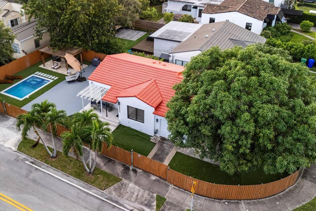 Three-Bedroom House photo 2