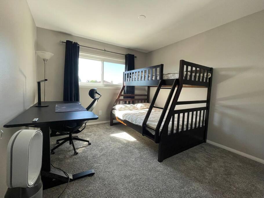 Four-Bedroom House photo 2