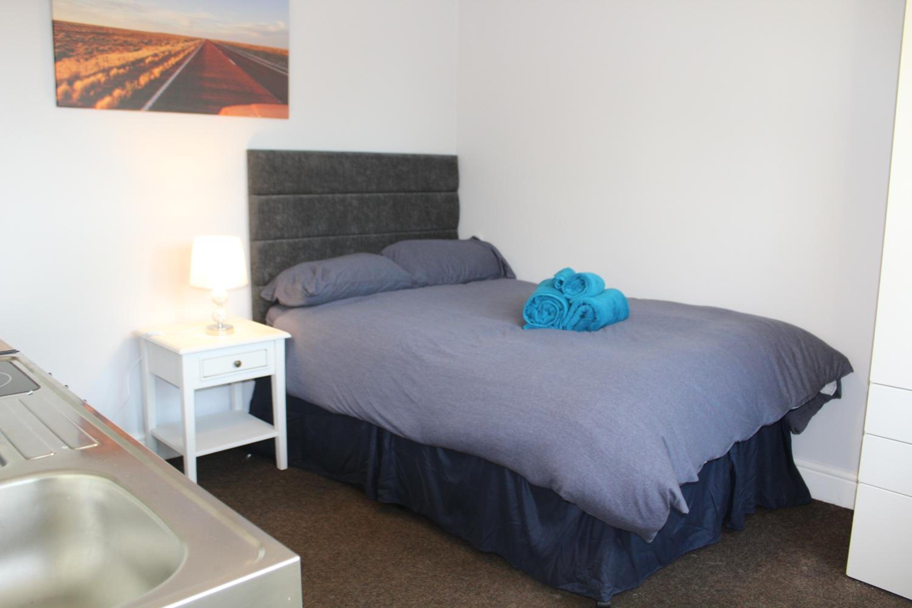 One-Bedroom Apartment photo 1
