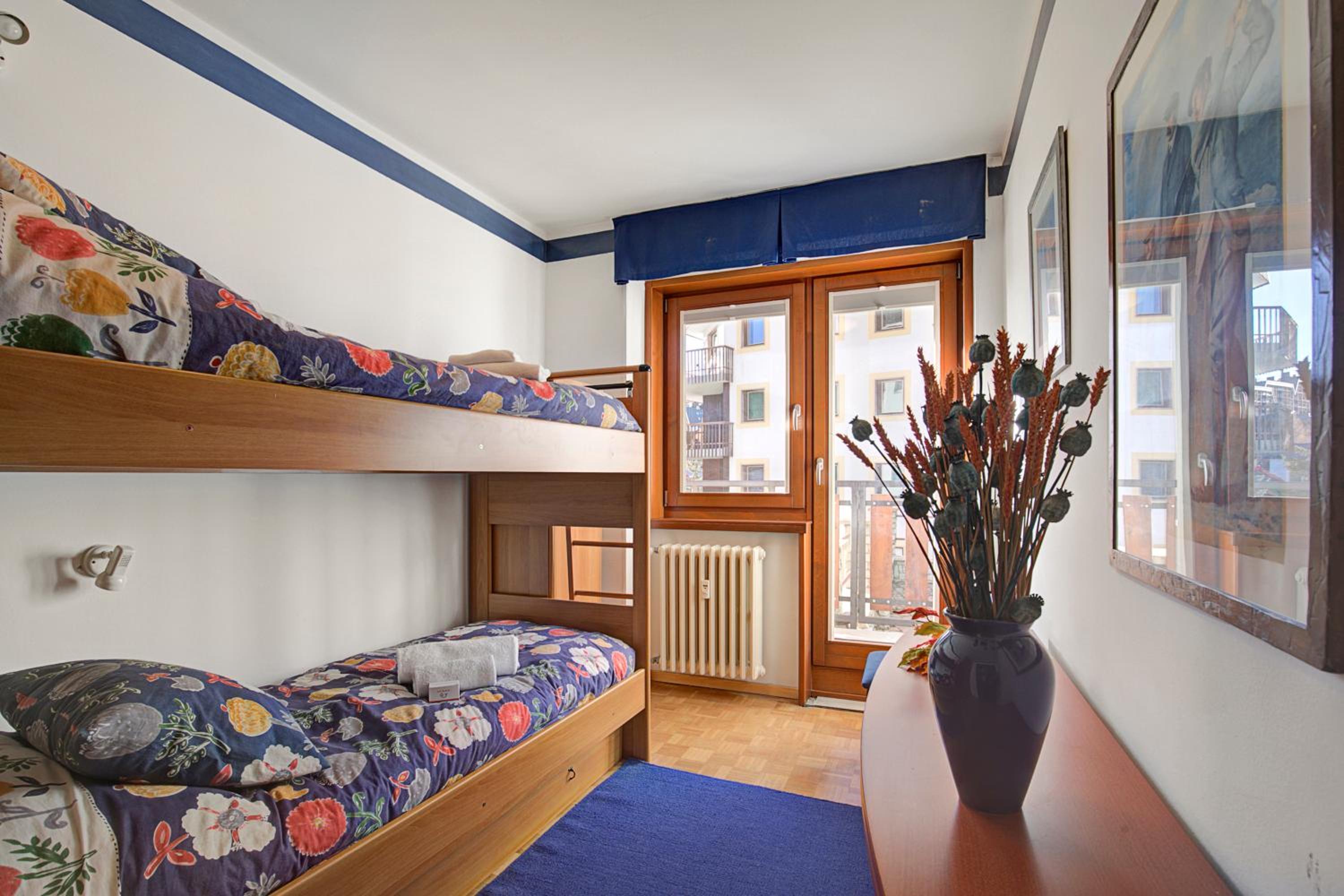 Apartment with Balcony photo 2
