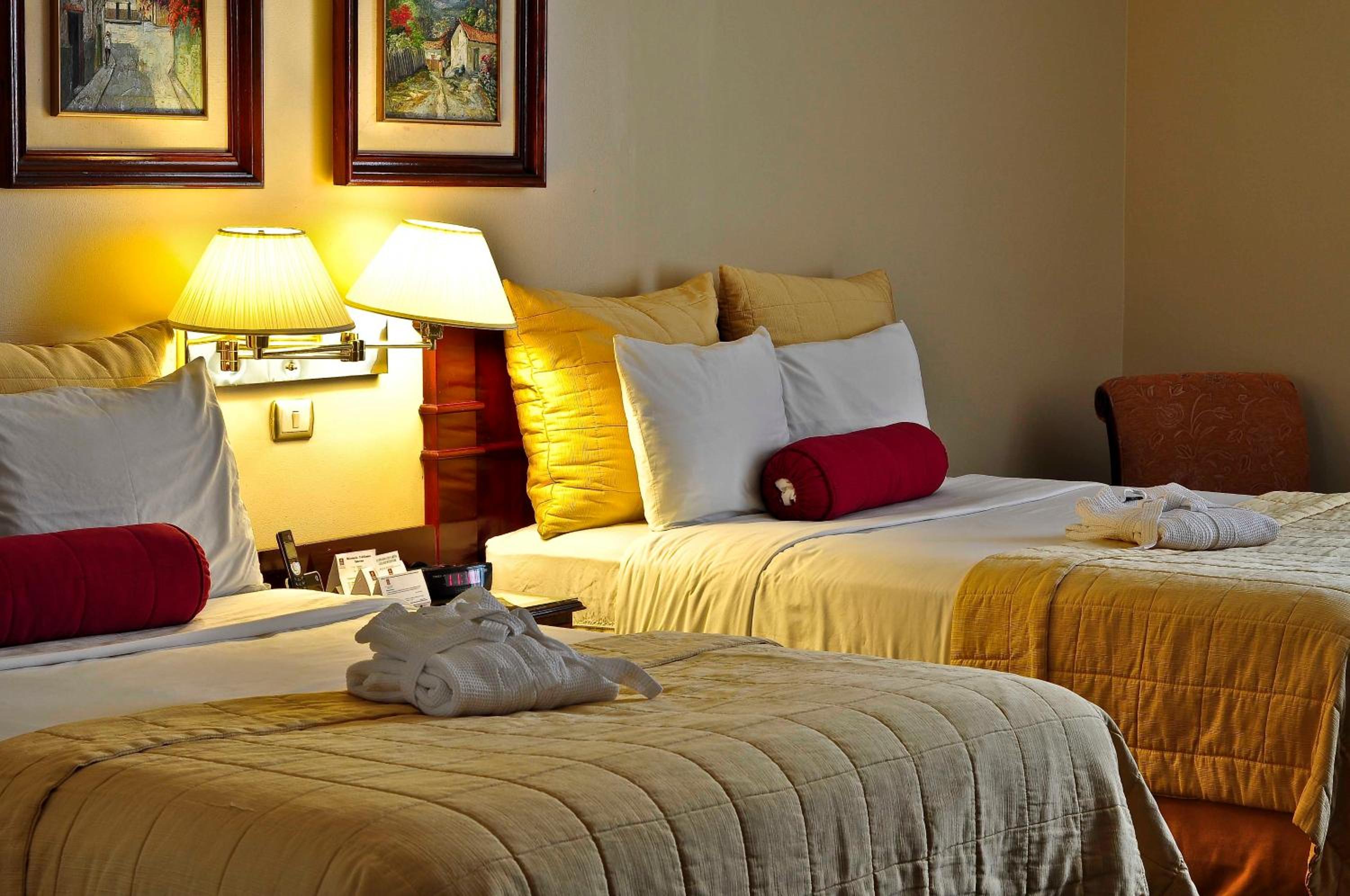 Queen Room with Two Queen Beds - Non-Smoking - Photo 2
