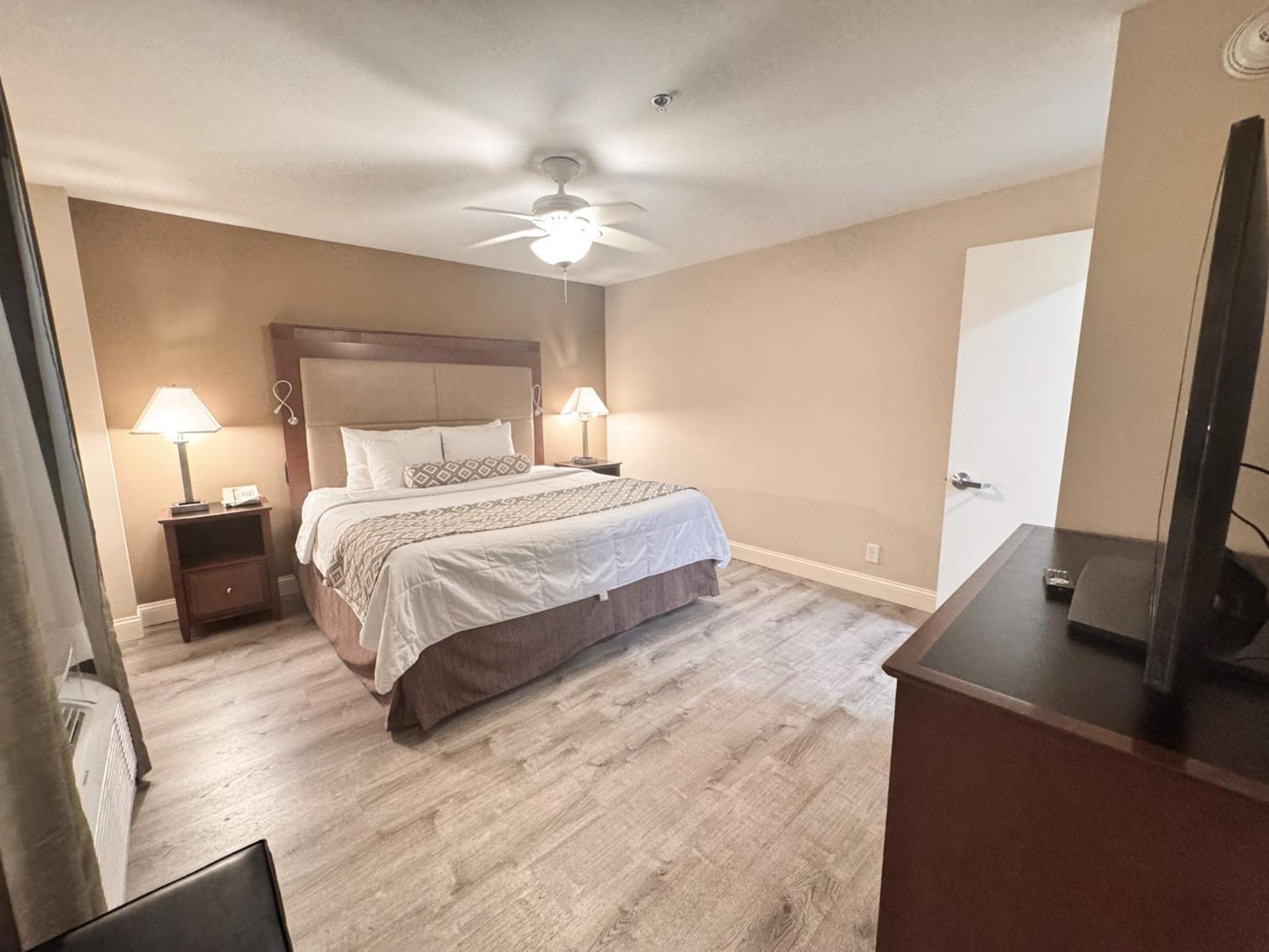 Standard King Suite - Photo 2
