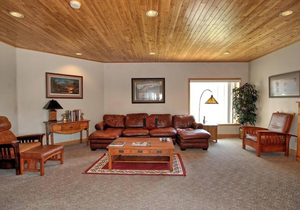 Nine-Bedroom House photo 2