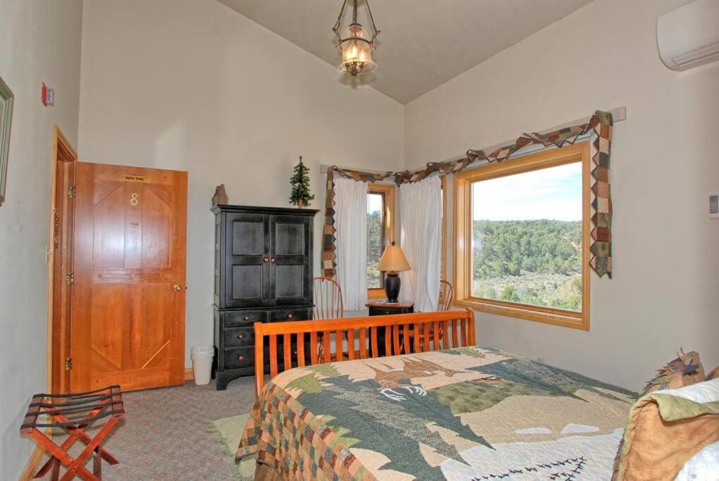 Nine-Bedroom House photo 1