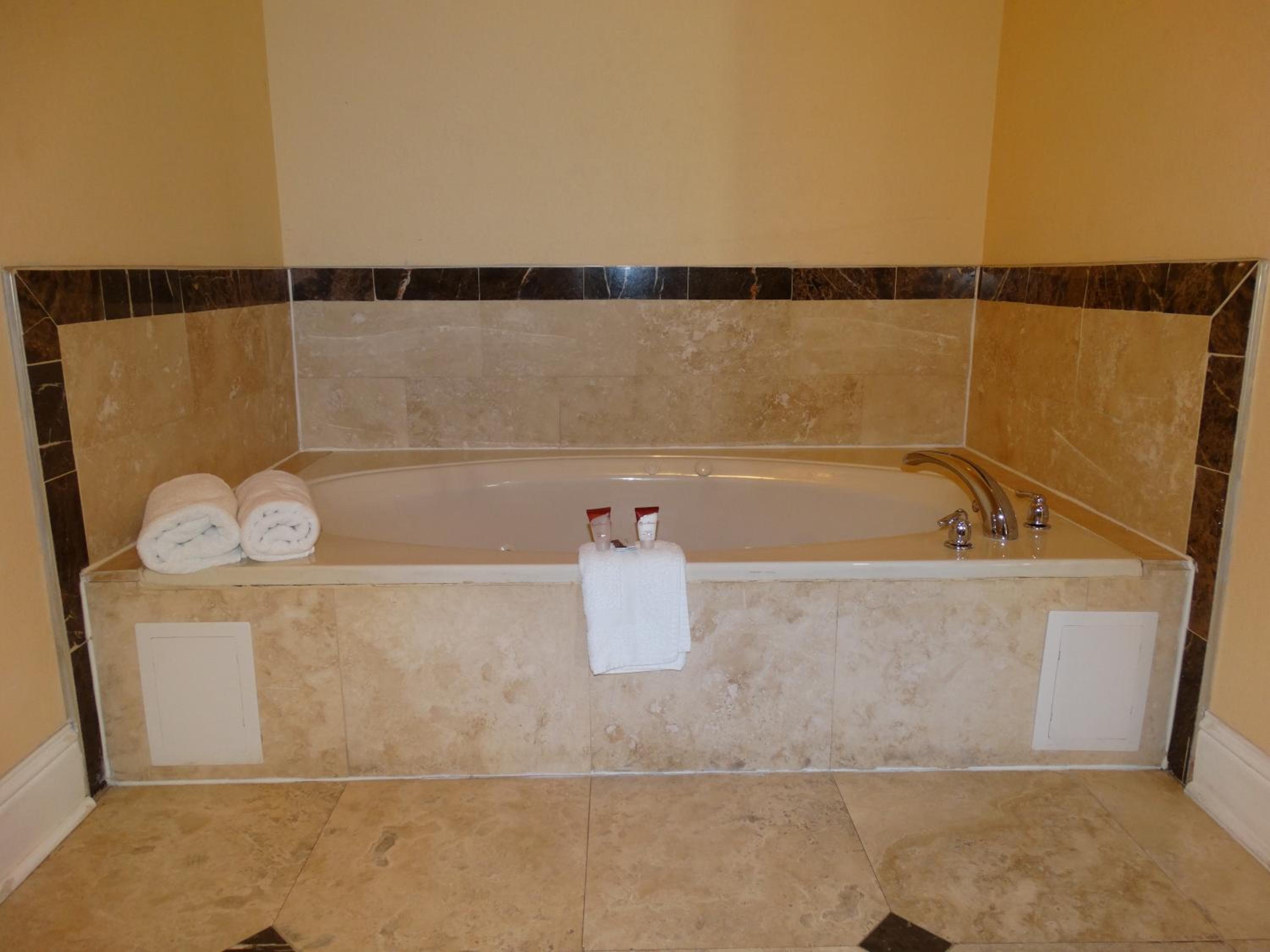 King Suite with Spa Bath - Photo 3