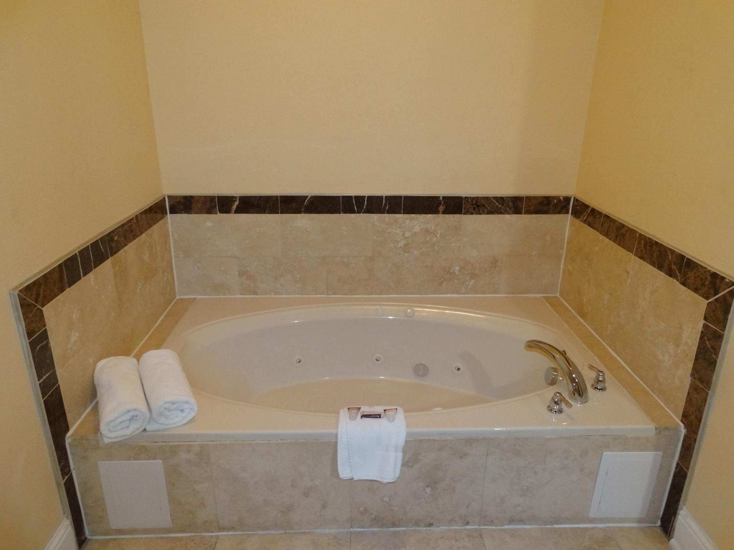 King Suite with Spa Bath - Photo 4