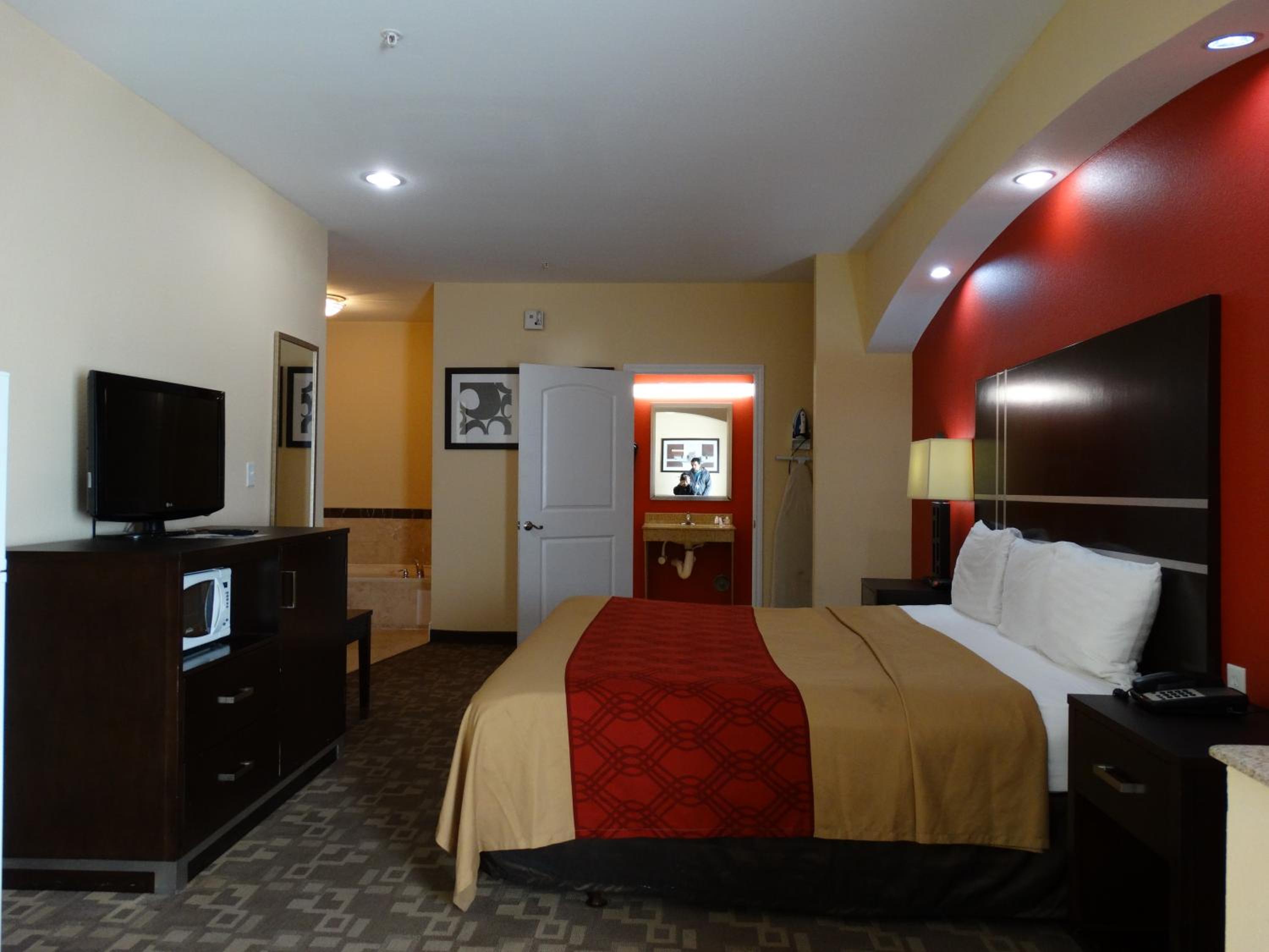 King Suite with Spa Bath - Photo 1