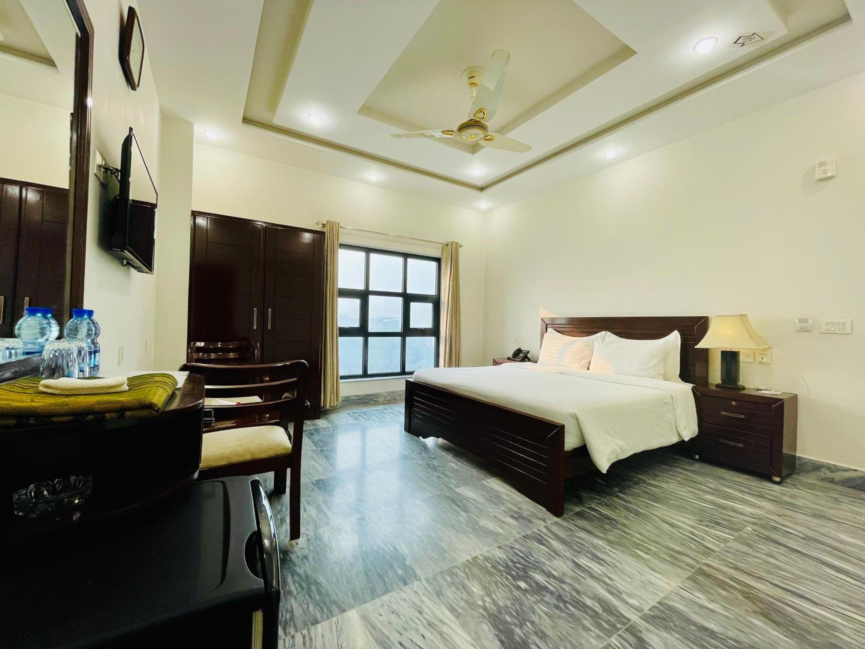 Deluxe Double Room (2 Adults + 1 Child) photo 2