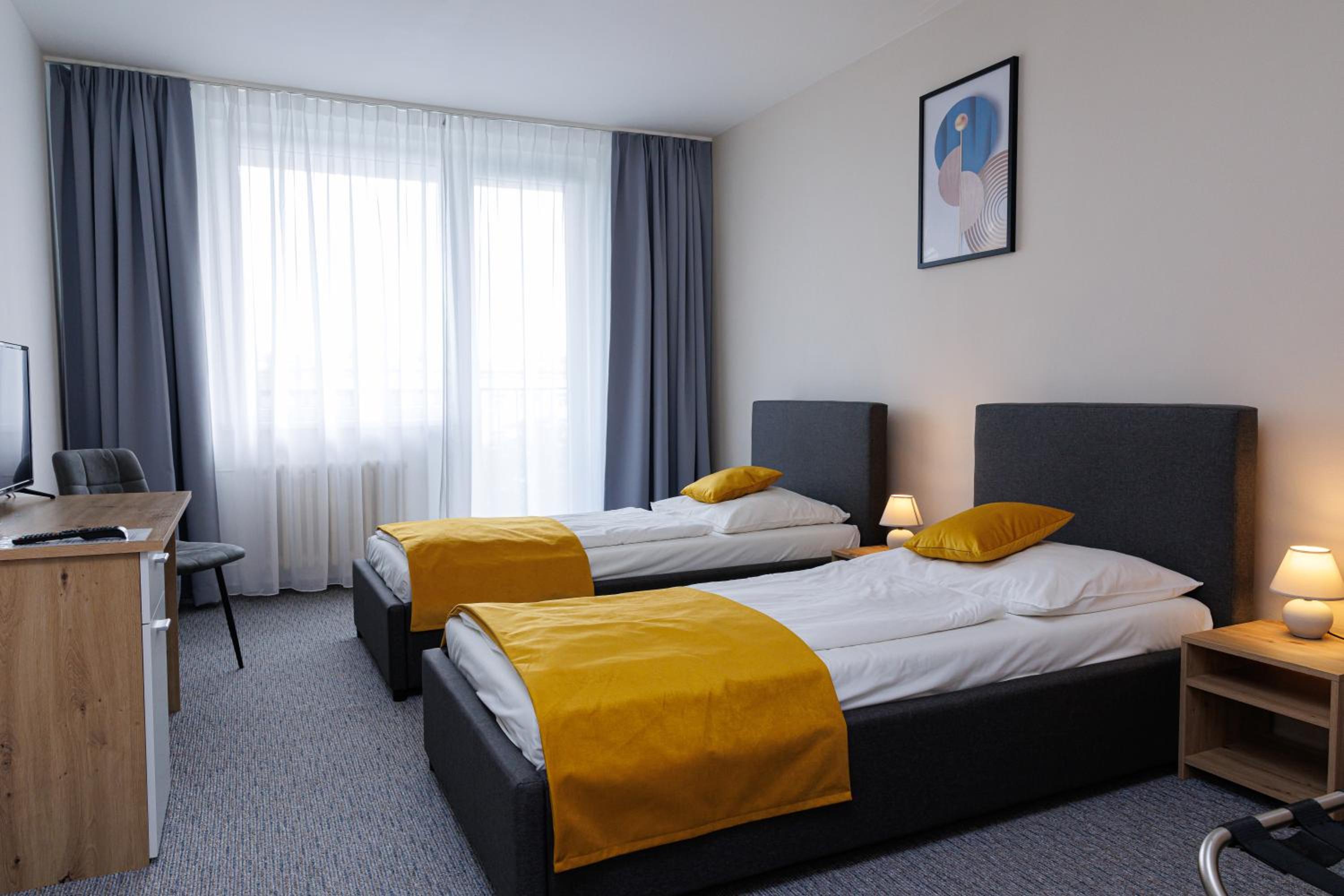 Business Twin Room - Photo 3