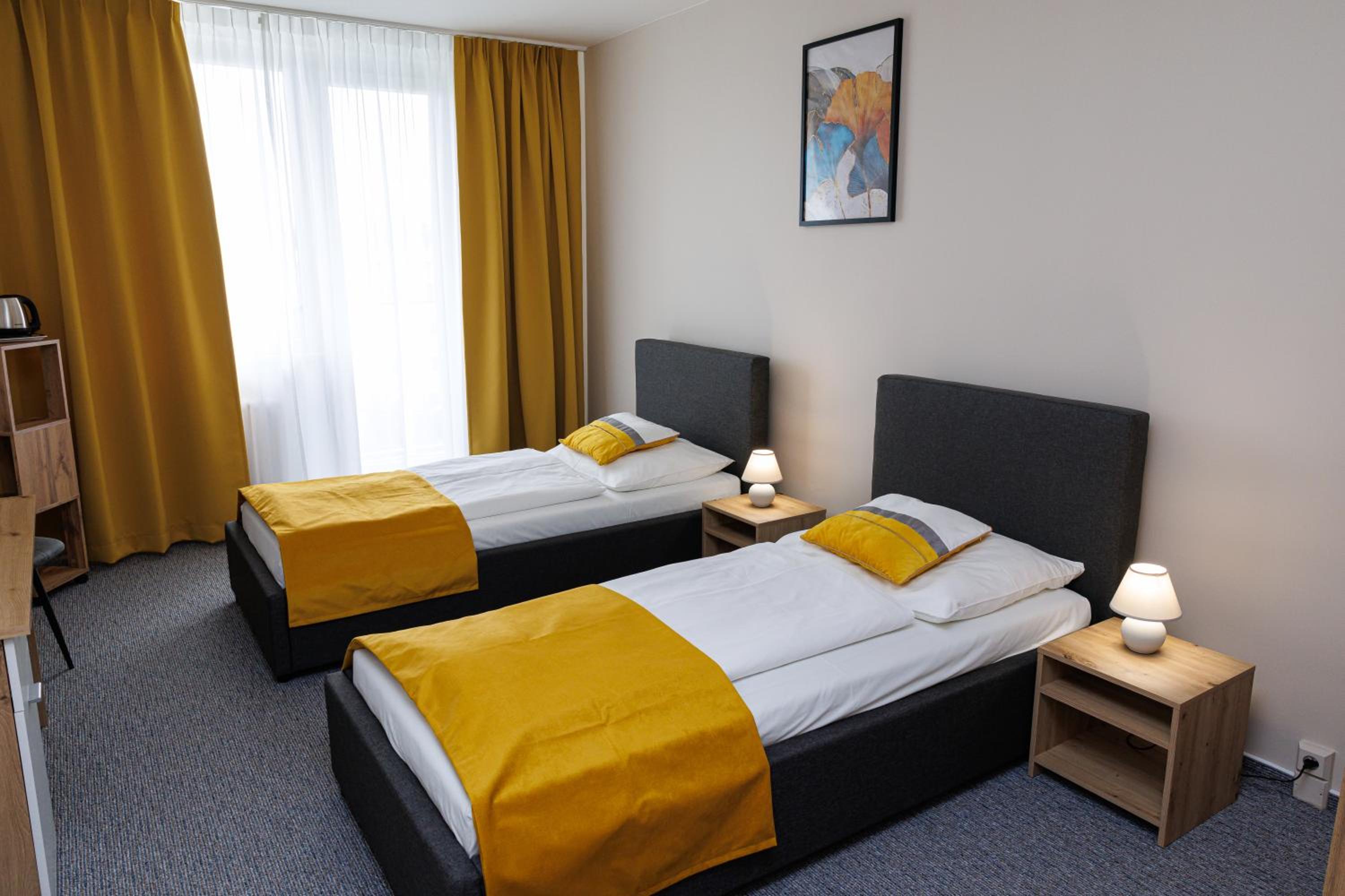 Business Twin Room - Photo 1