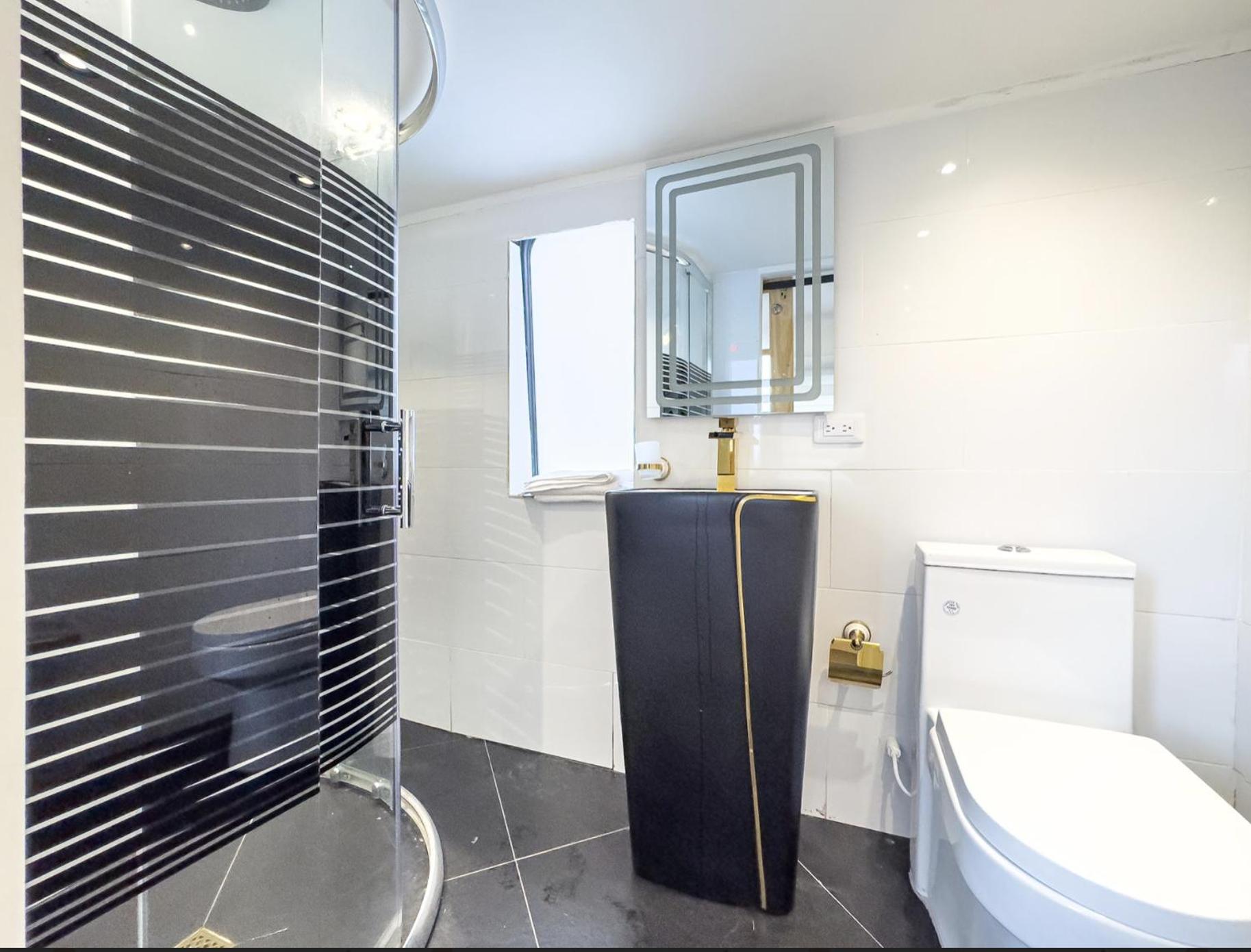 Family Room with Private Bathroom photo 3