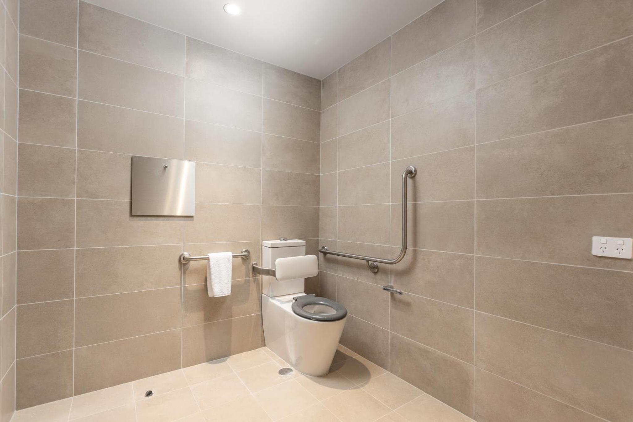 Wheelchair Accessible Suite - Photo 2