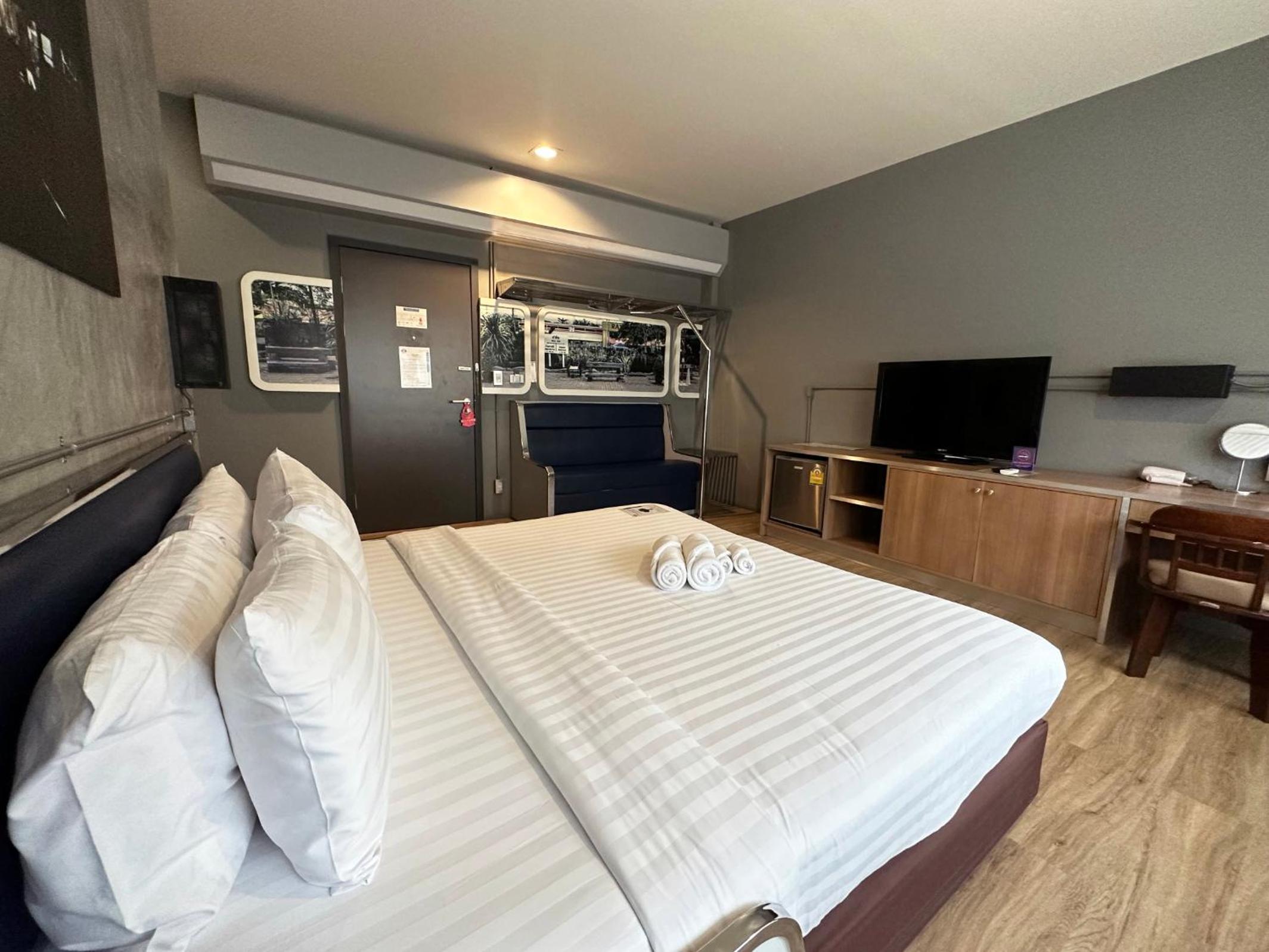 Deluxe King Room photo 2