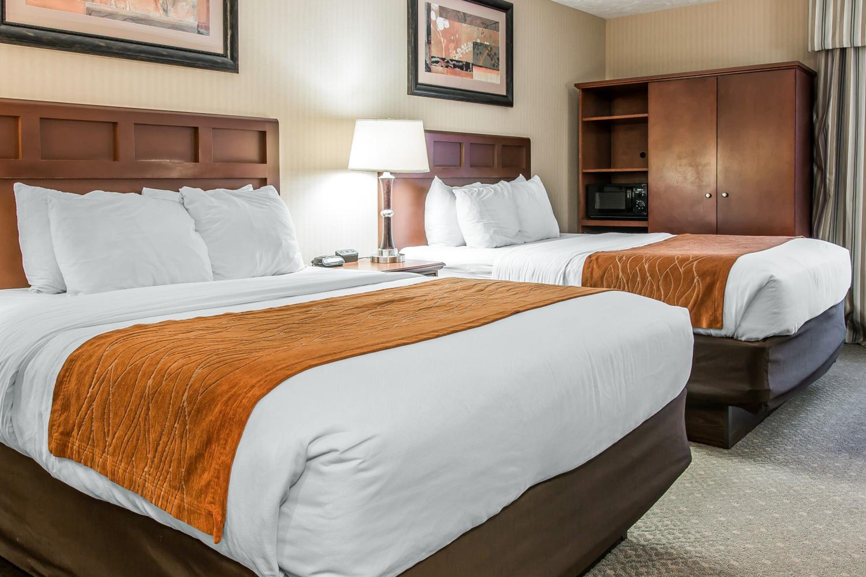 Queen Room with Two Queen Beds - Non-Smoking - Photo 2