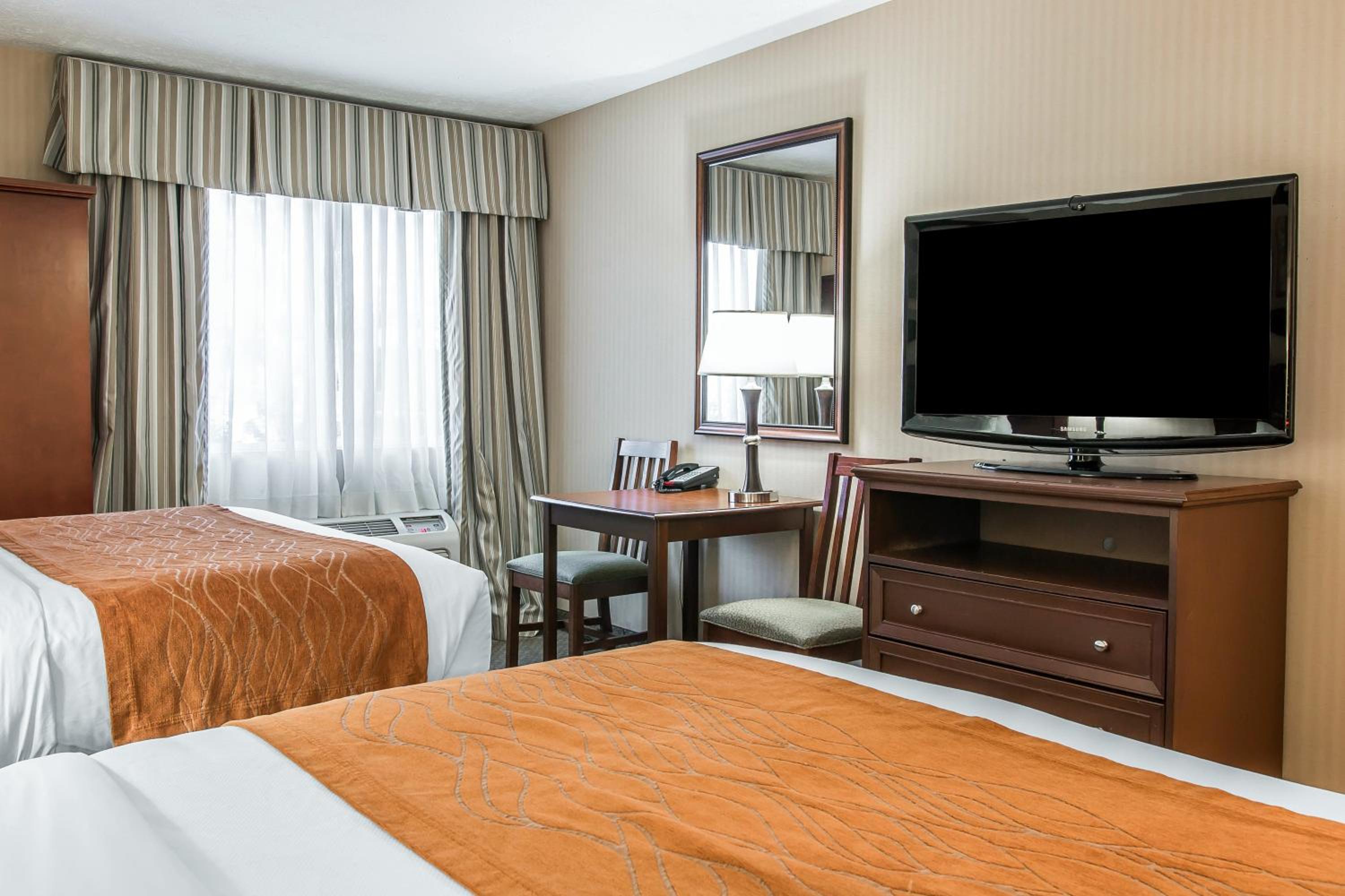 Queen Room with Two Queen Beds - Non-Smoking - Photo 3