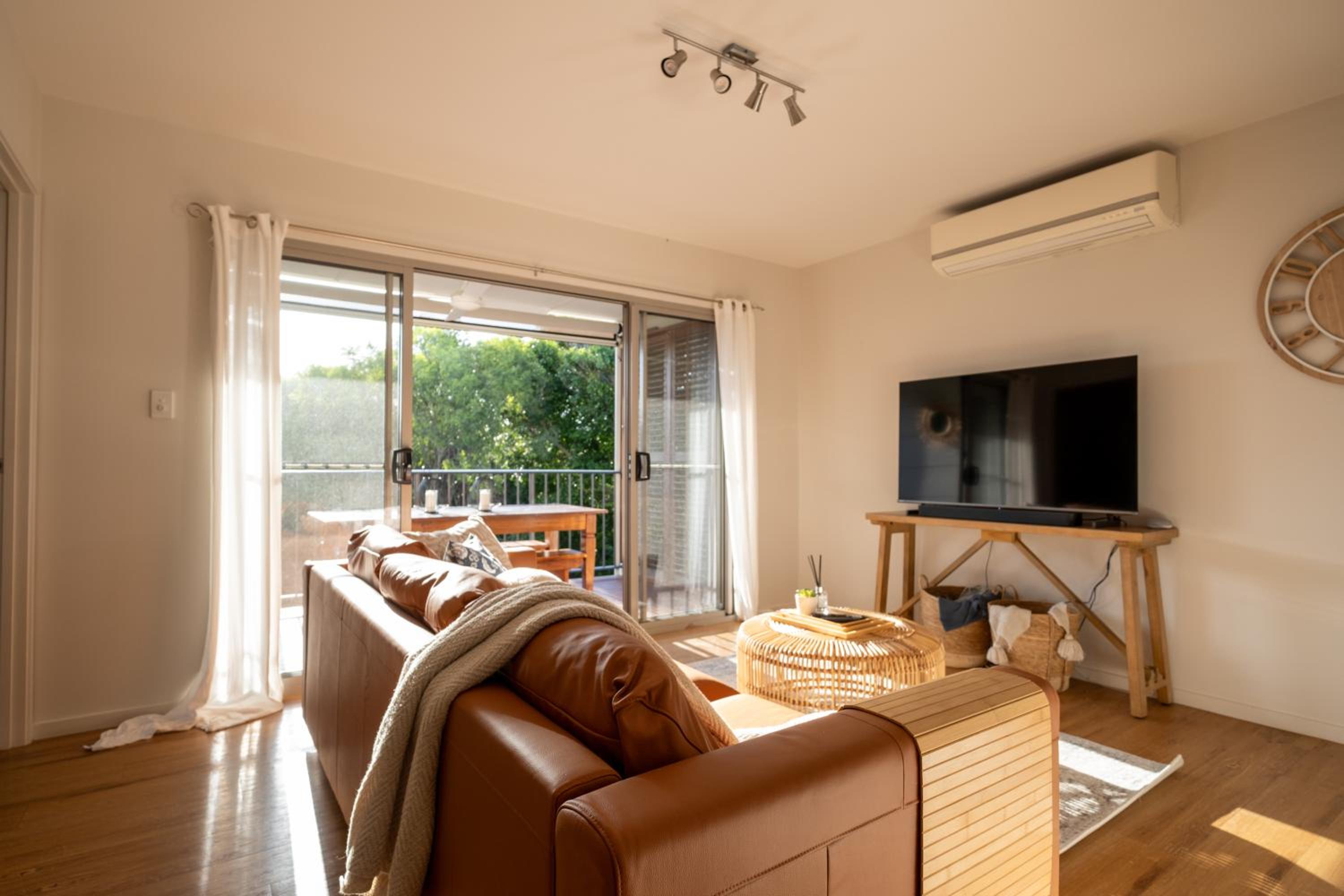 Five-Bedroom House photo 1
