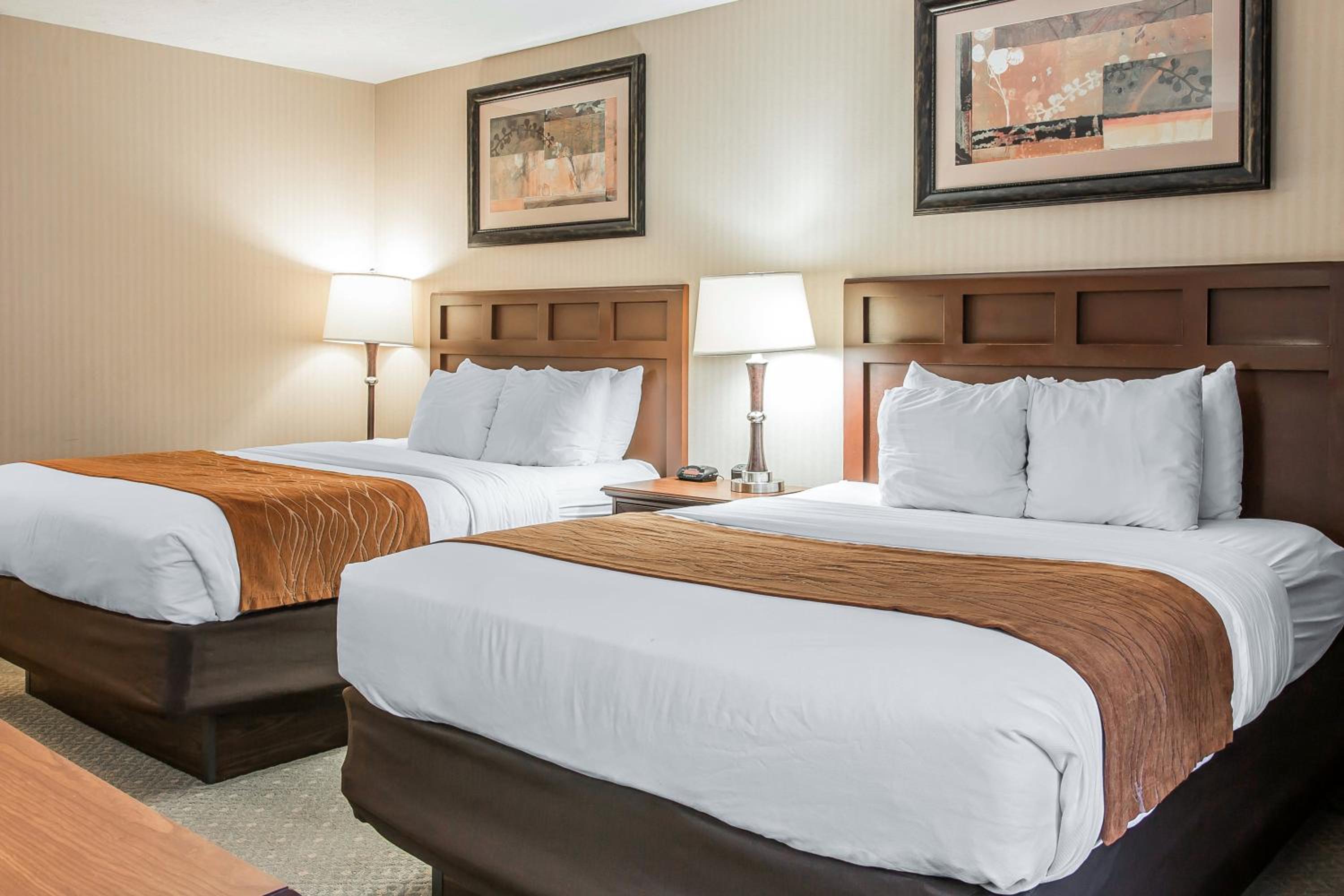 Queen Room with Two Queen Beds - Non-Smoking - Photo 4