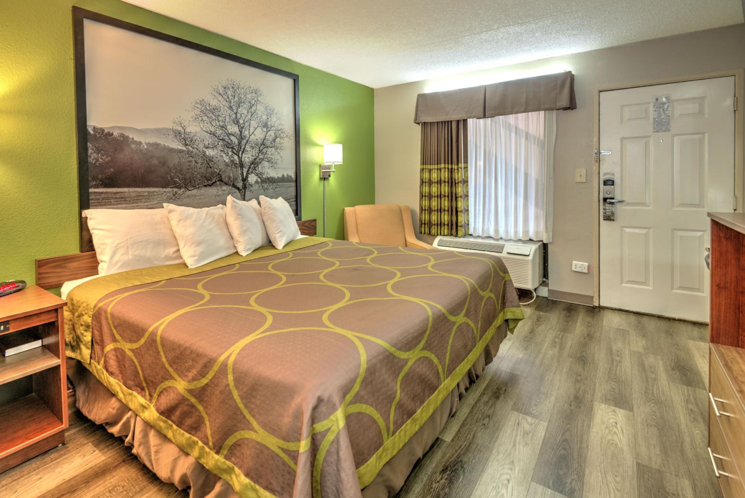 King Room - Non-Smoking - Photo 6