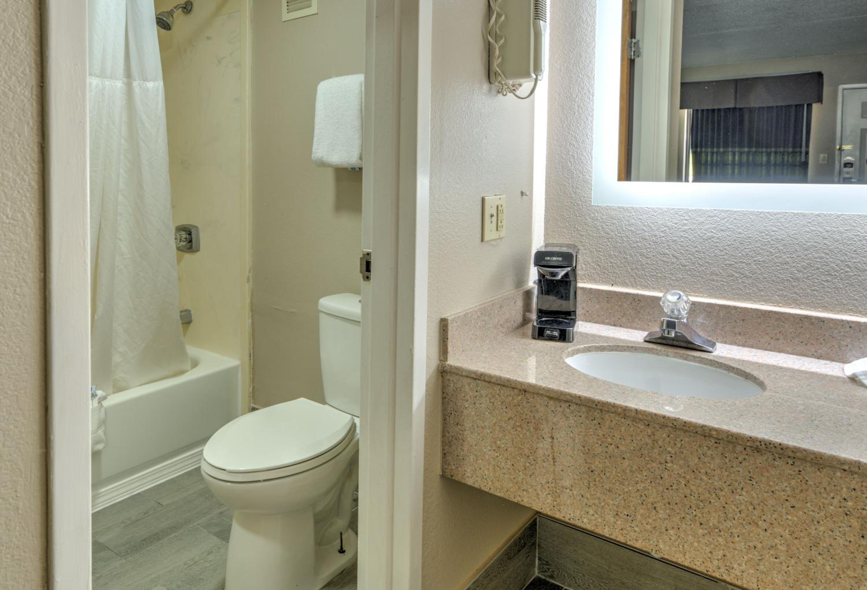 King Room - Non-Smoking - Photo 5