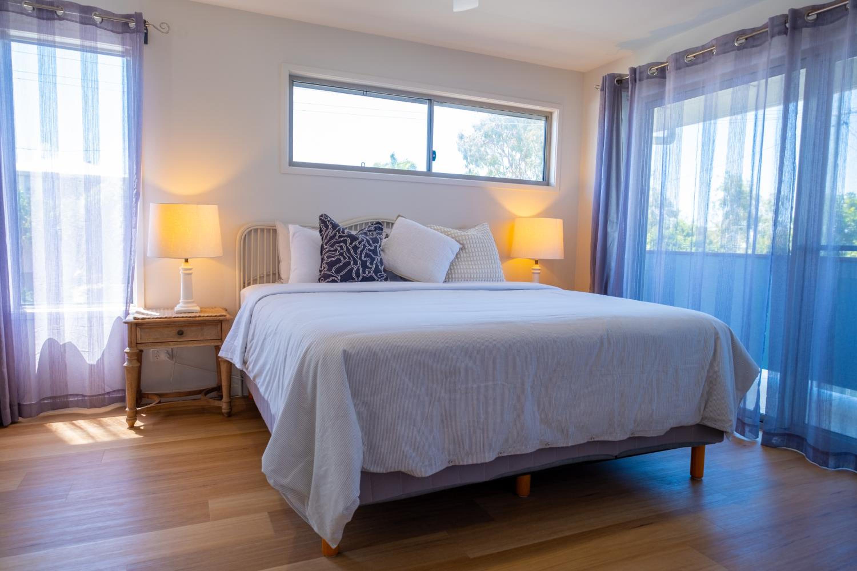 Five-Bedroom House photo 2