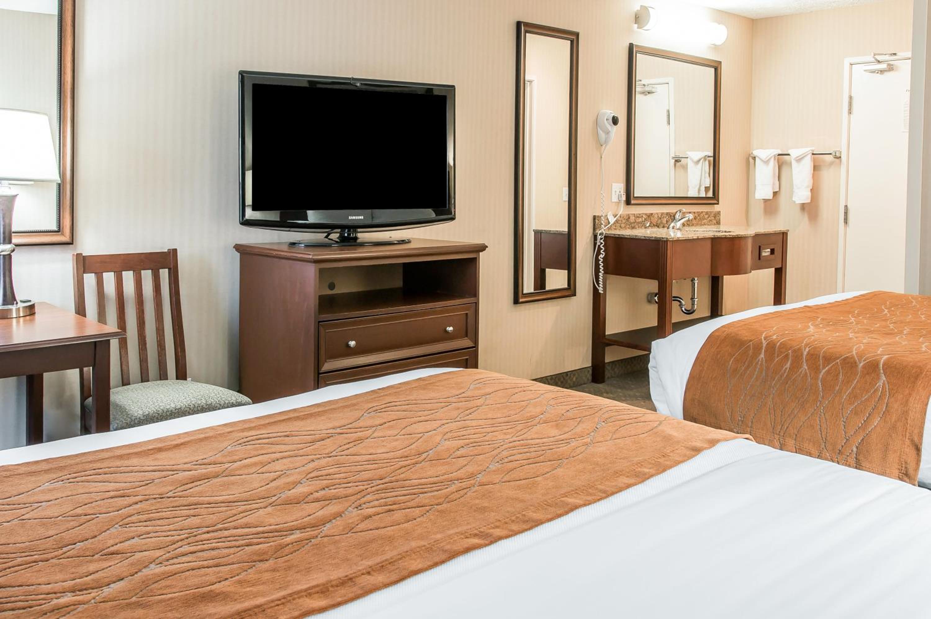 Queen Room with Two Queen Beds - Non-Smoking - Photo 5