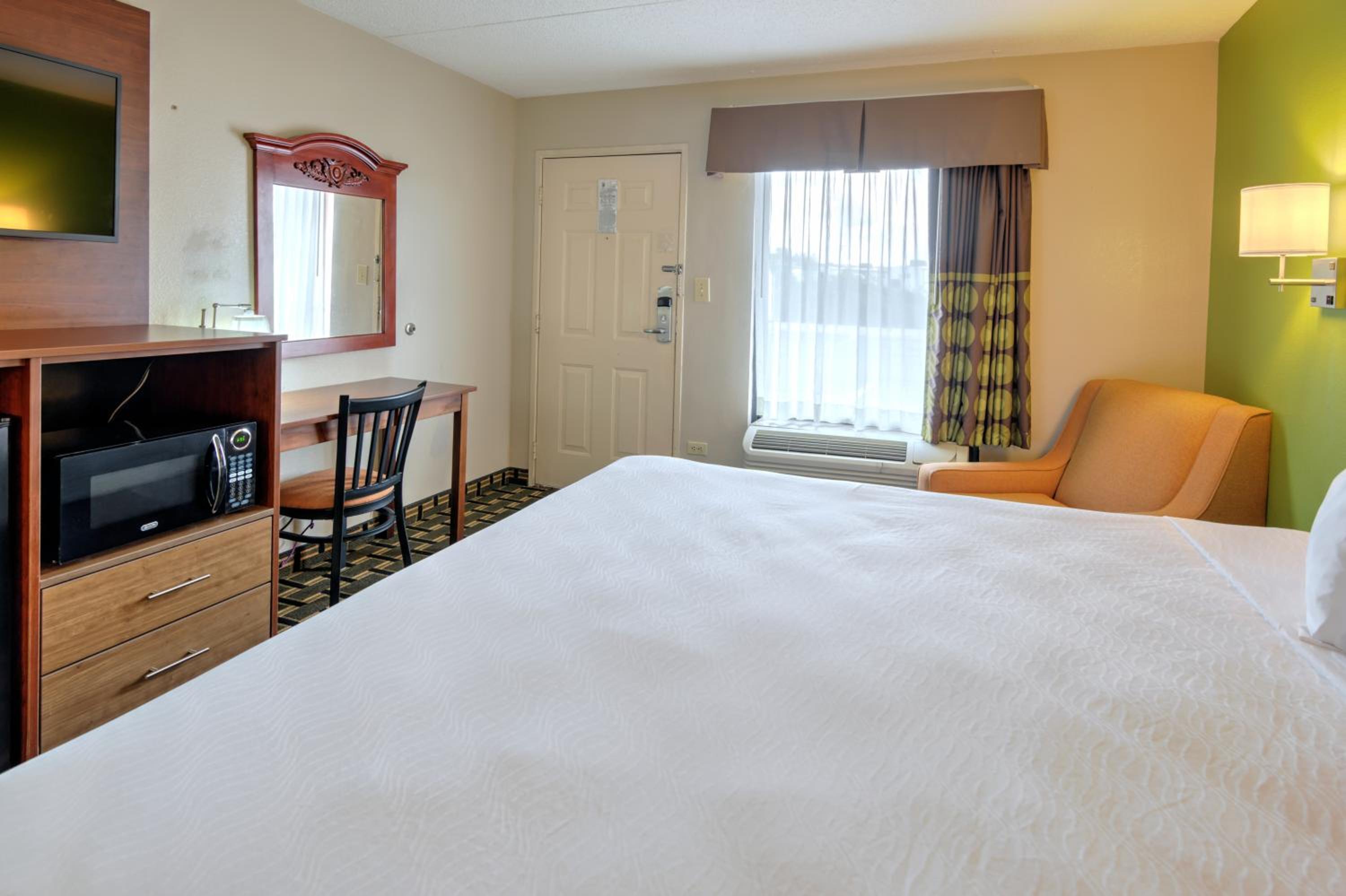 King Room - Non-Smoking - Photo 2