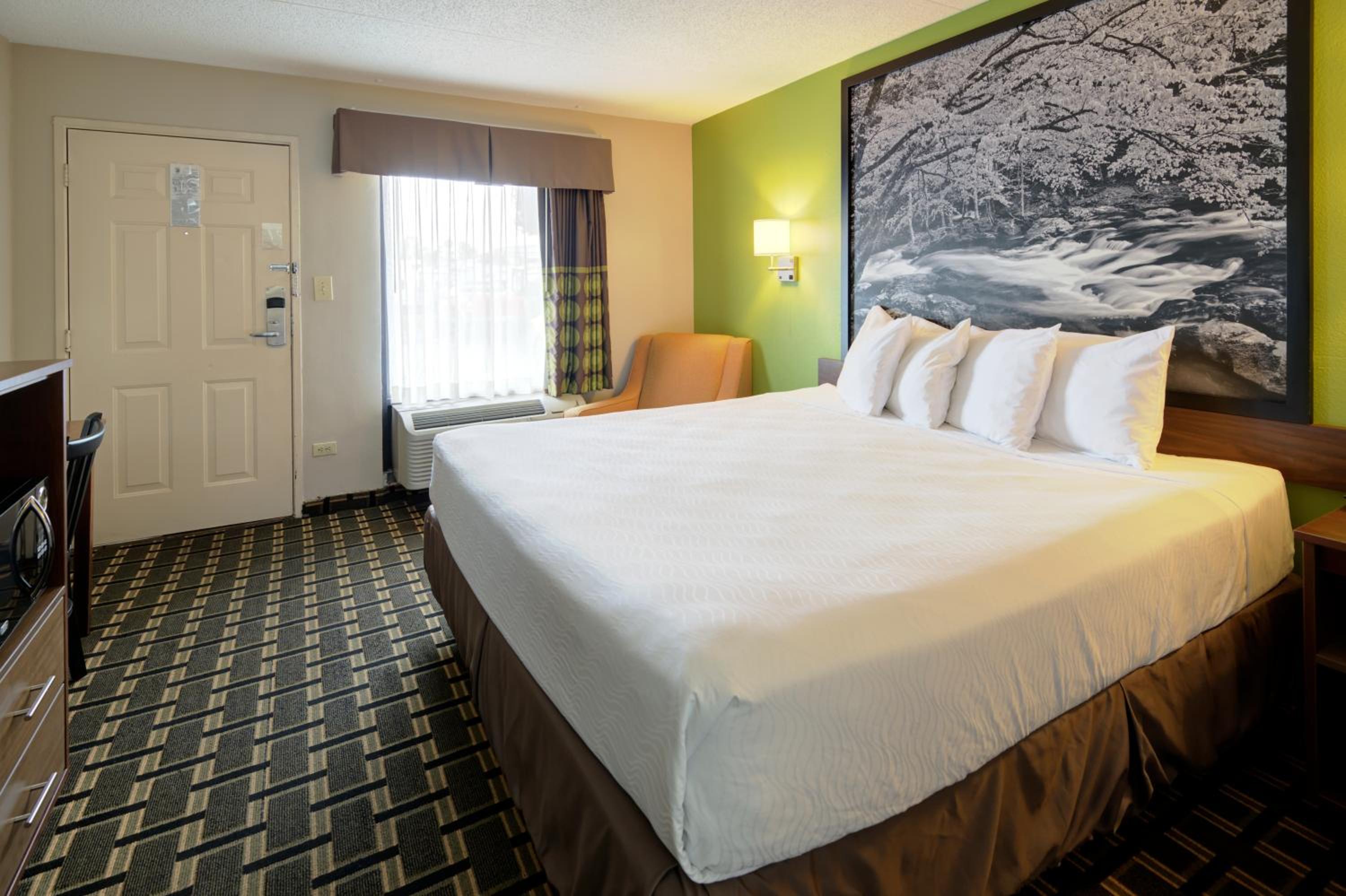 King Room - Non-Smoking - Photo 8
