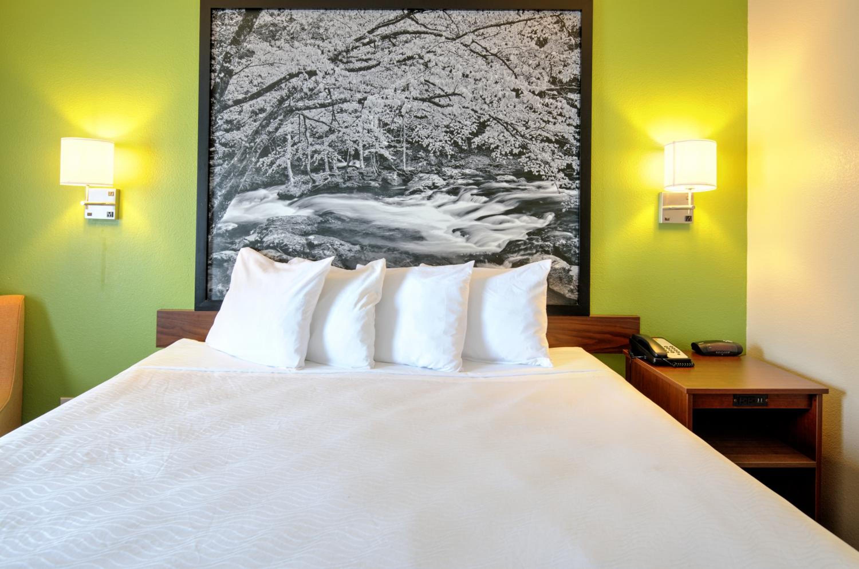 King Room - Non-Smoking - Photo 4