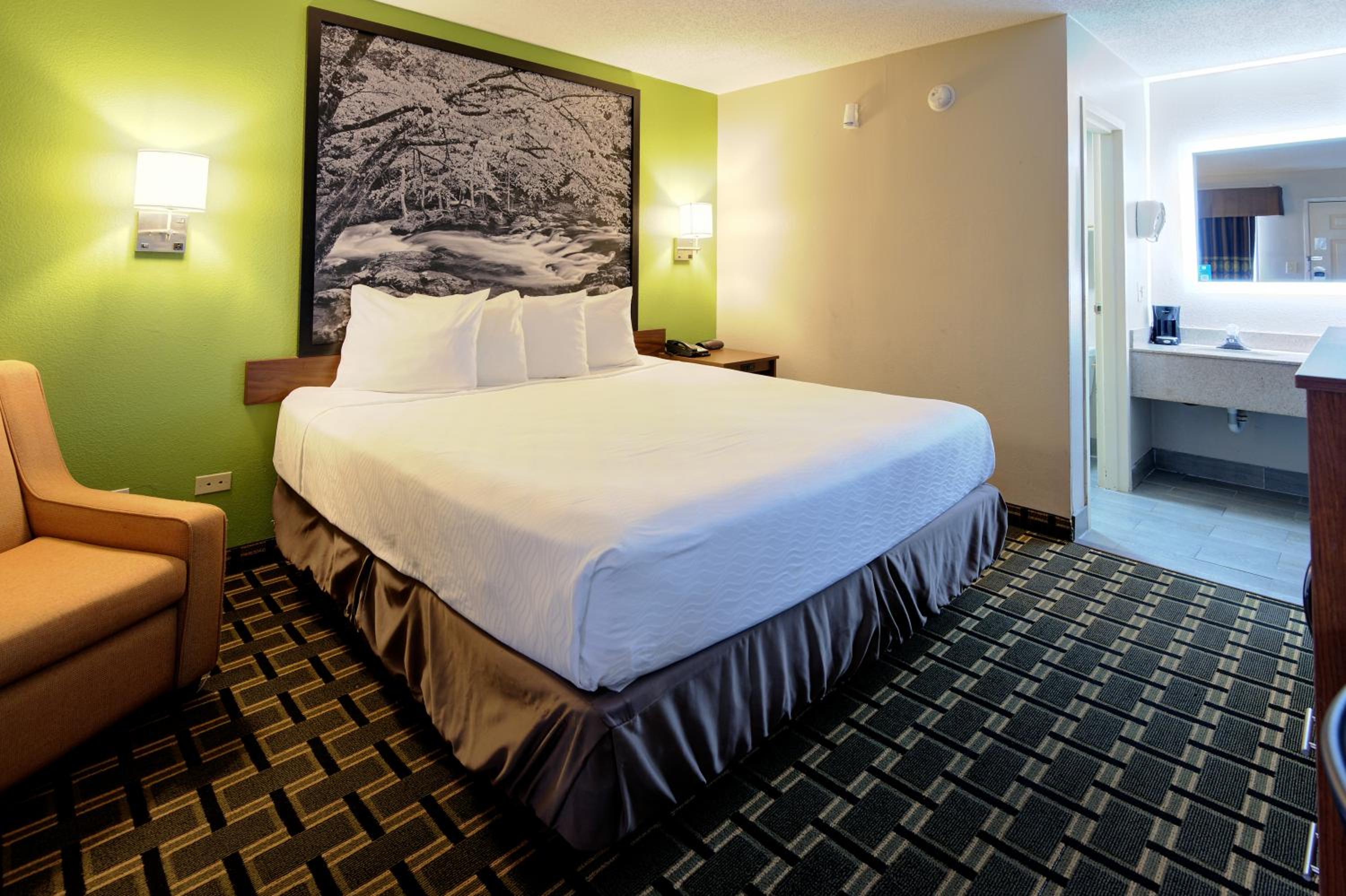 King Room - Non-Smoking - Photo 3