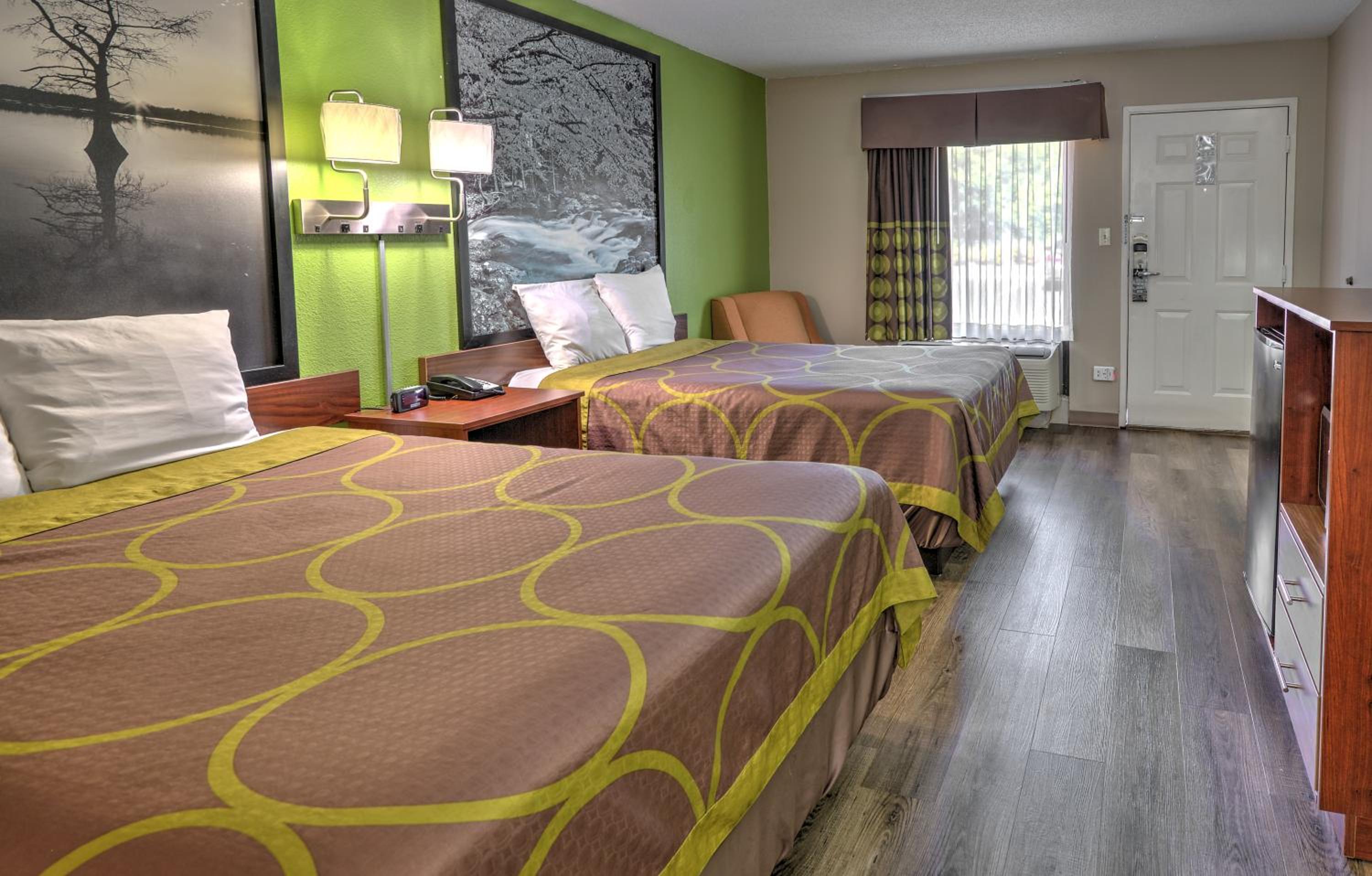 Queen Room with Two Queen Beds - Non-Smoking - Photo 6