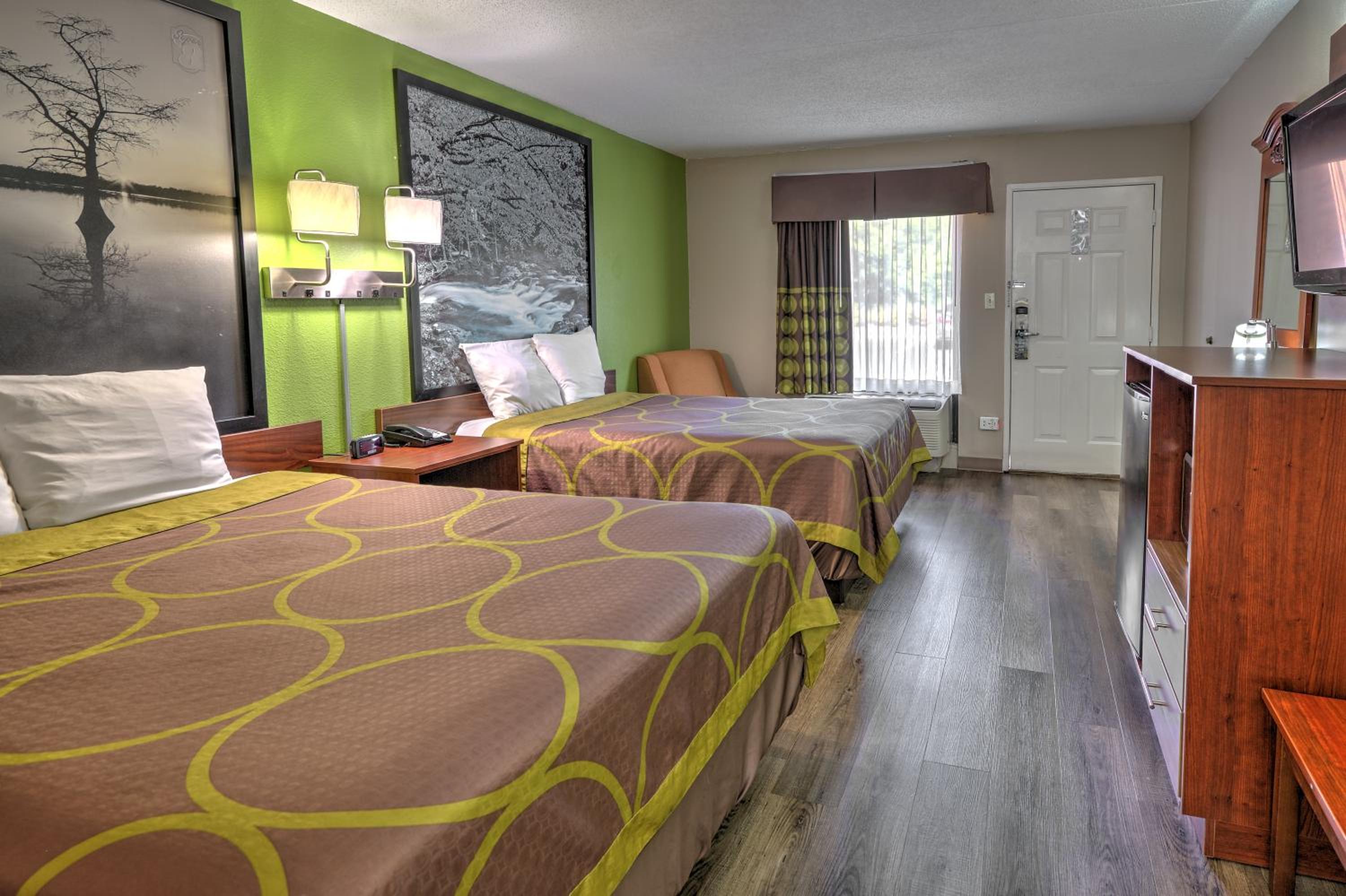 Queen Room with Two Queen Beds - Non-Smoking - Photo 3