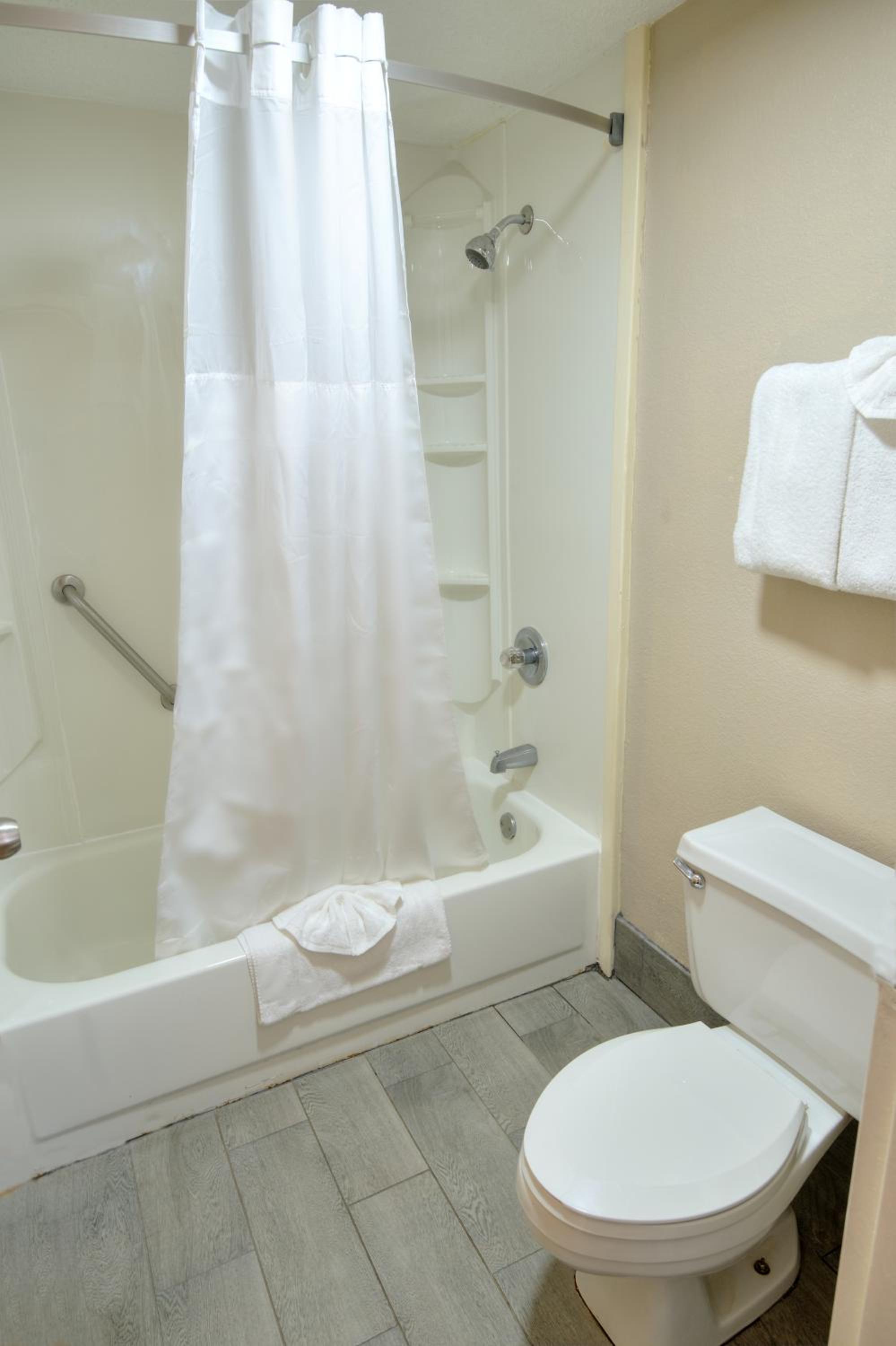 Queen Studio Suite with Two Queen Beds - Non-Smoking	 - Photo 8
