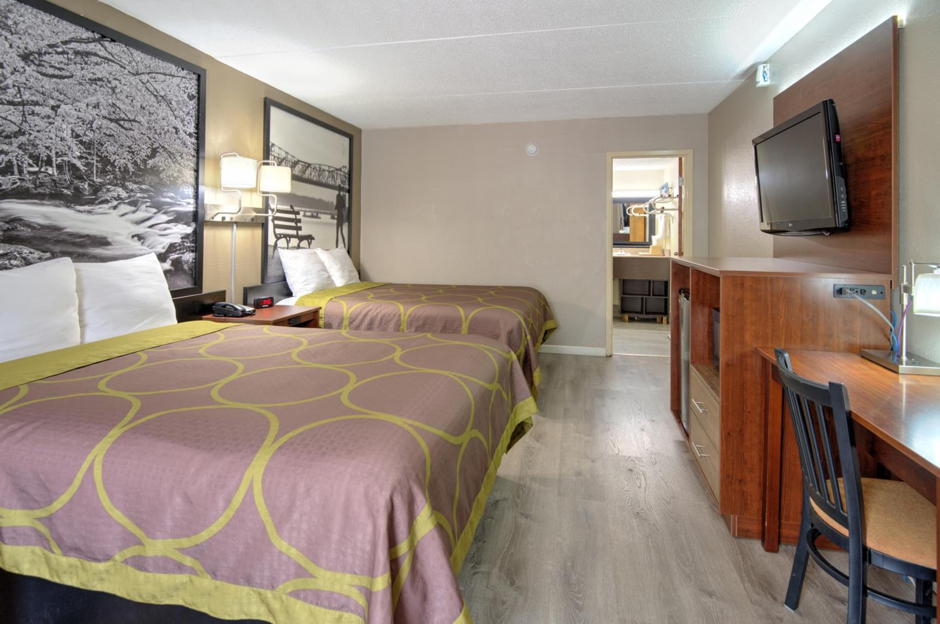 Queen Room with Two Queen Beds - Non-Smoking - Photo 2
