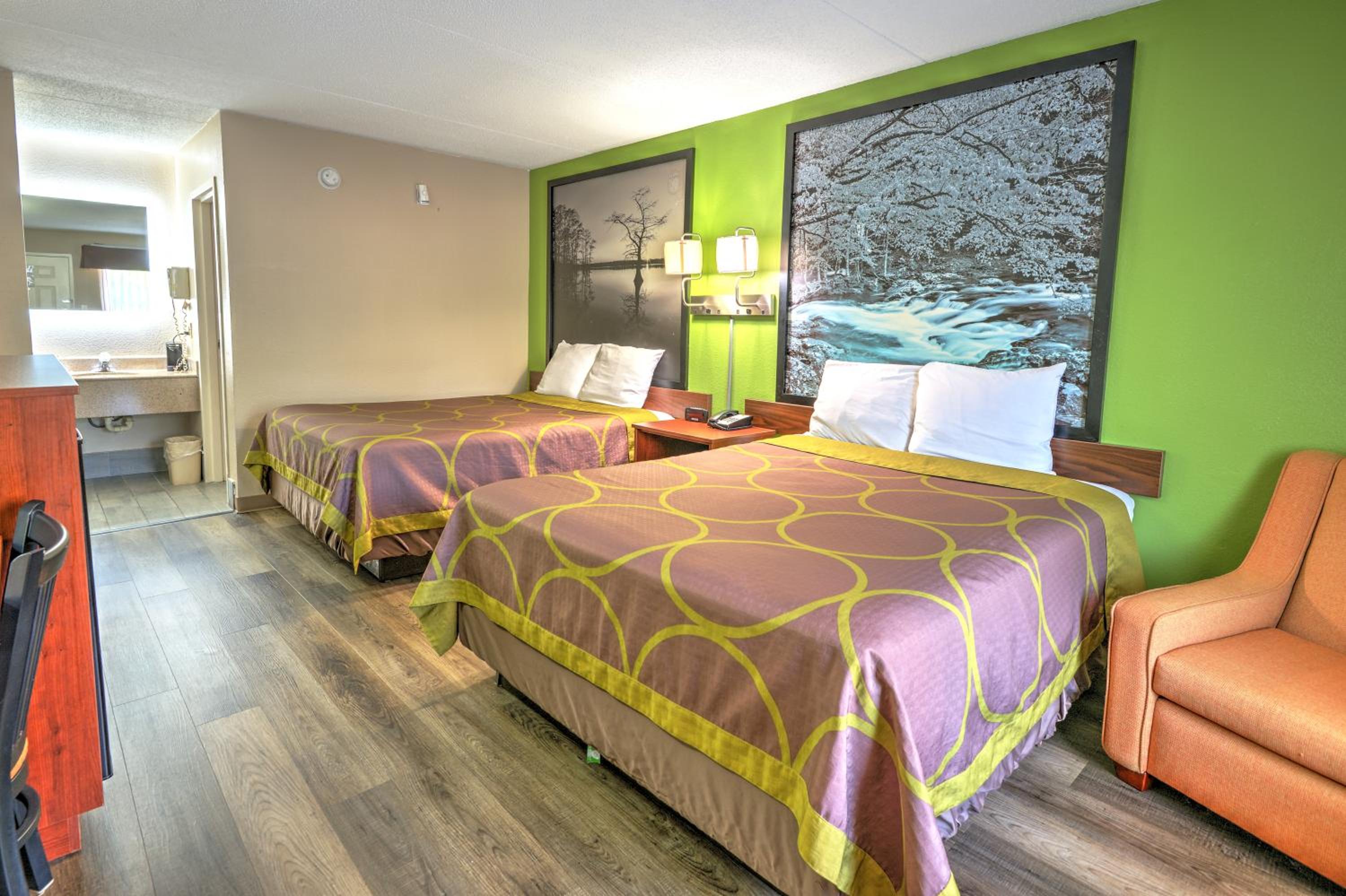 Queen Room with Two Queen Beds - Non-Smoking - Photo 4