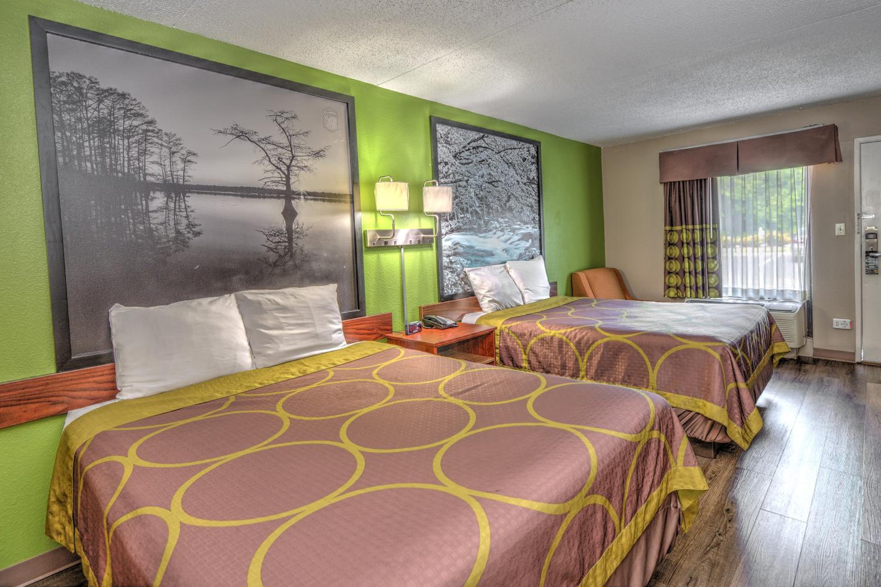 Queen Room with Two Queen Beds - Non-Smoking - Photo 5