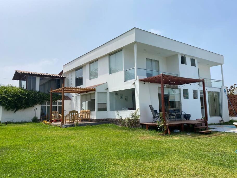 Five-Bedroom House photo 1
