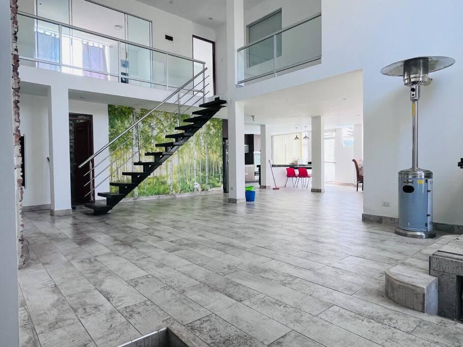 Five-Bedroom House photo 2
