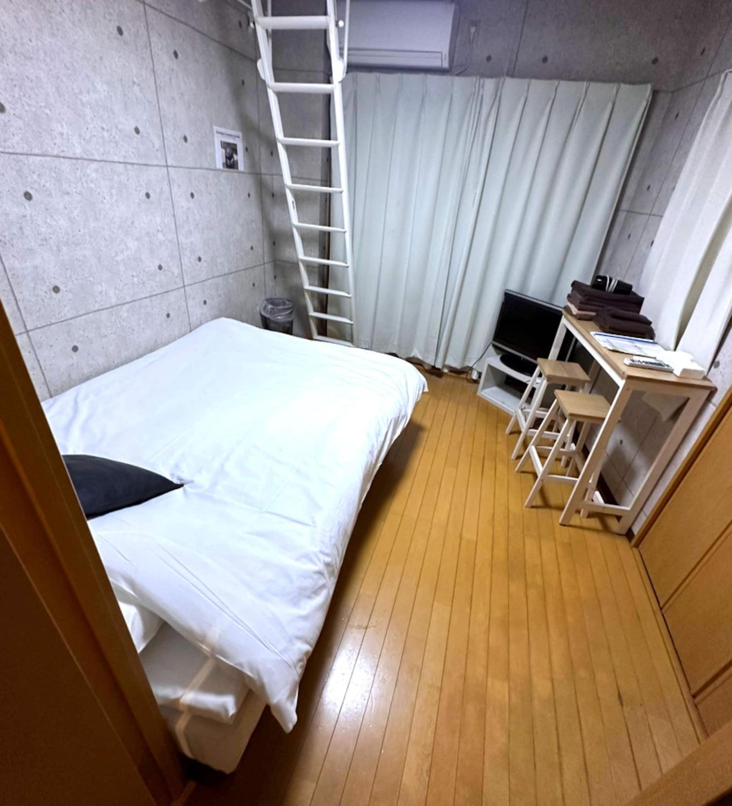 One-Bedroom Apartment photo 1