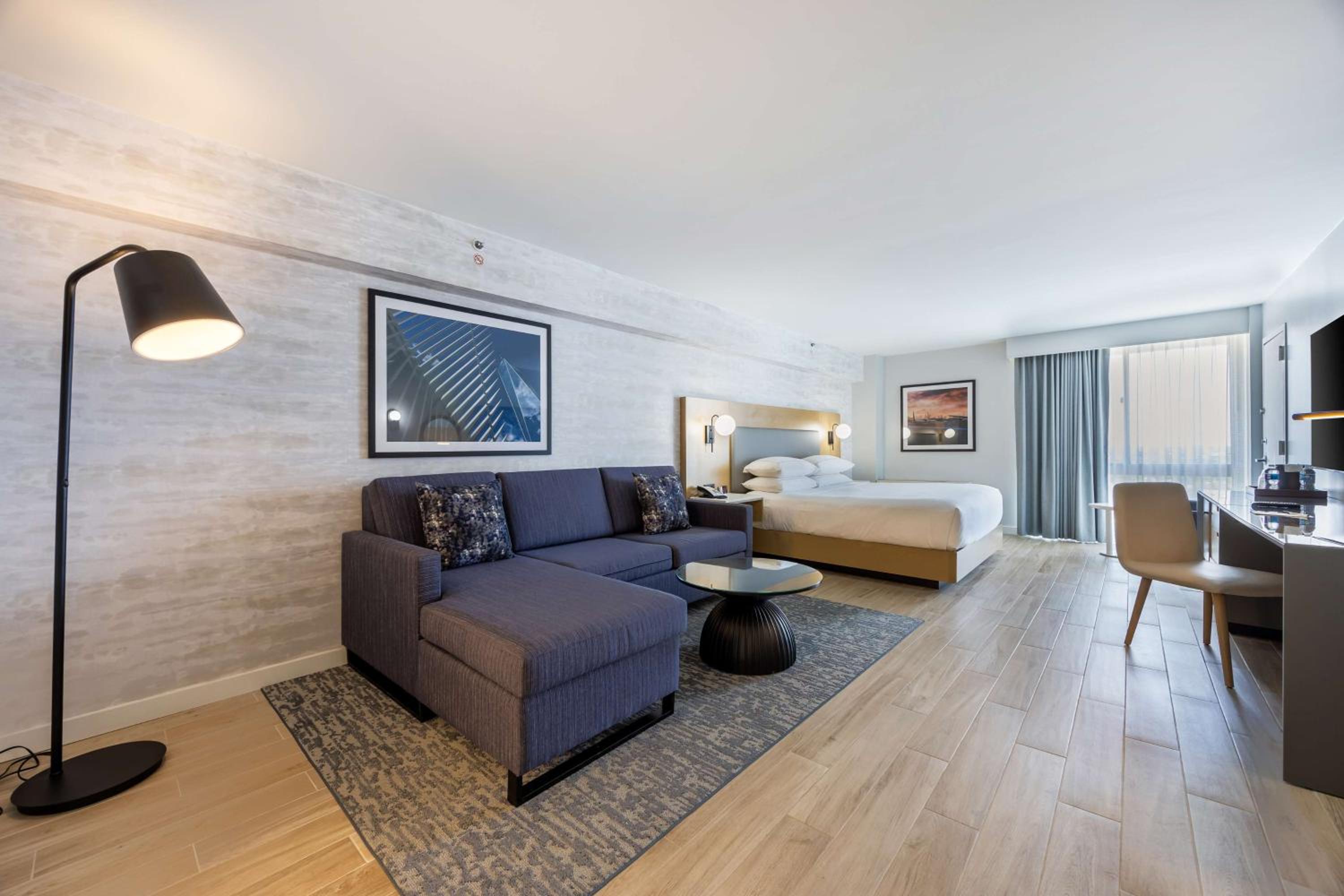 Junior King Suite with Seating Area - Photo 2